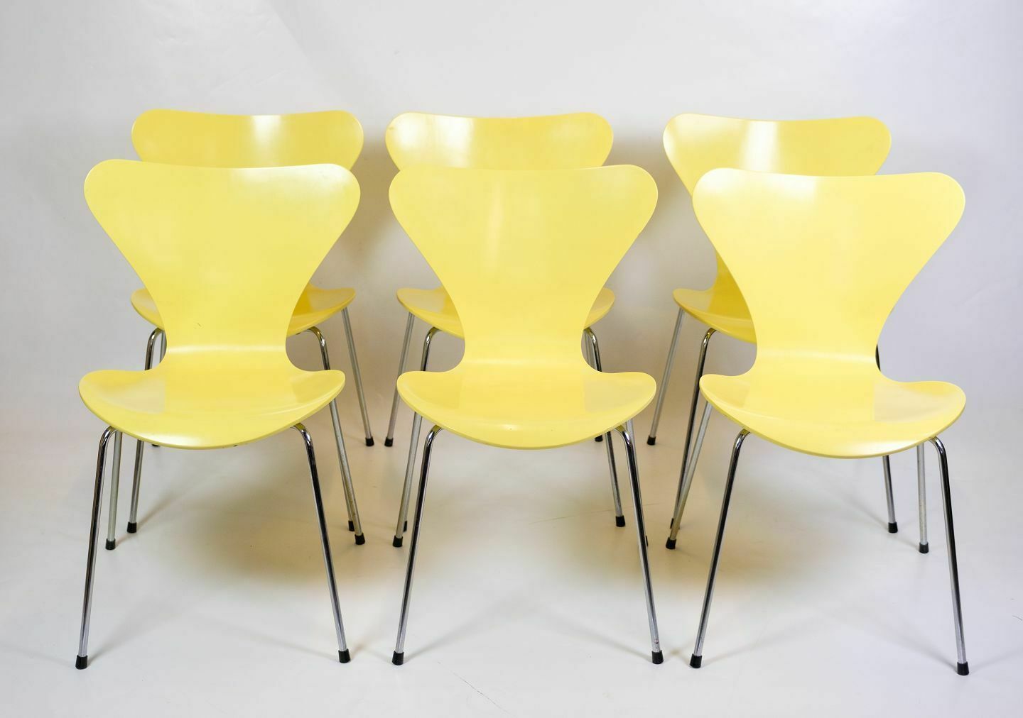 Set Of 6 Seven Chairs Model 3107 Lacquered In Yellow Paint By Arne Jacobsen For Fritz Hansen From 1990s