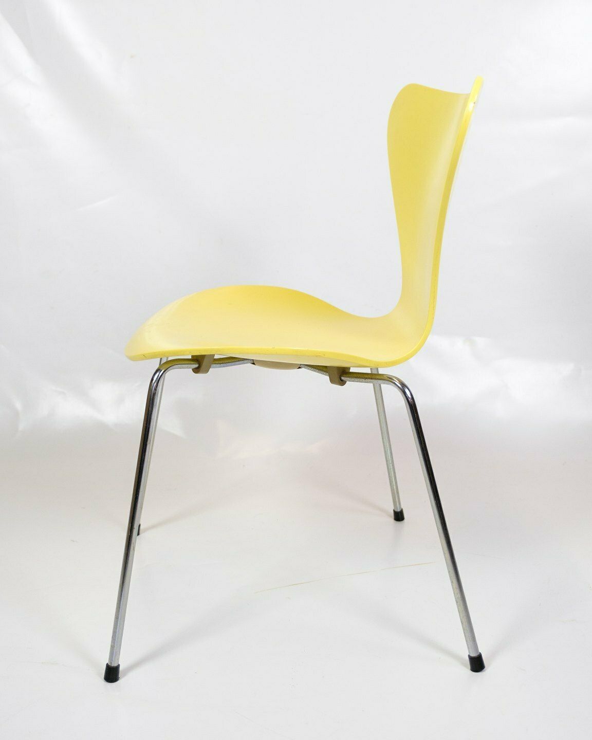 Set Of 6 Seven Chairs Model 3107 Lacquered In Yellow Paint By Arne Jacobsen For Fritz Hansen From 1990s photo vinterior