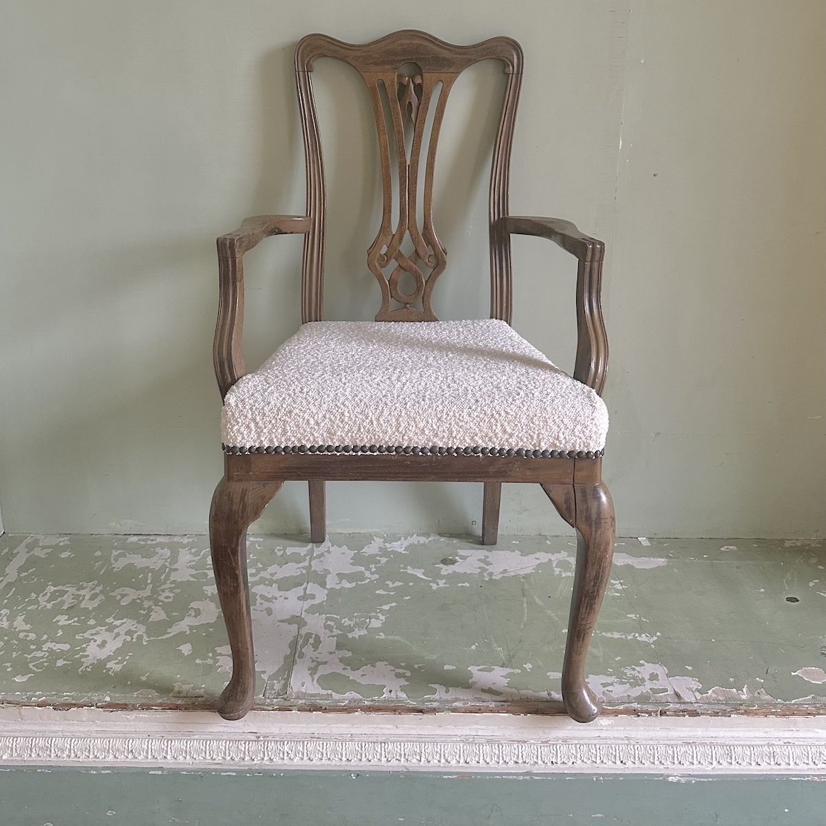 Upholstered Antique Queen Anne Style Carver Oak Chair In Boucle photo 125.0