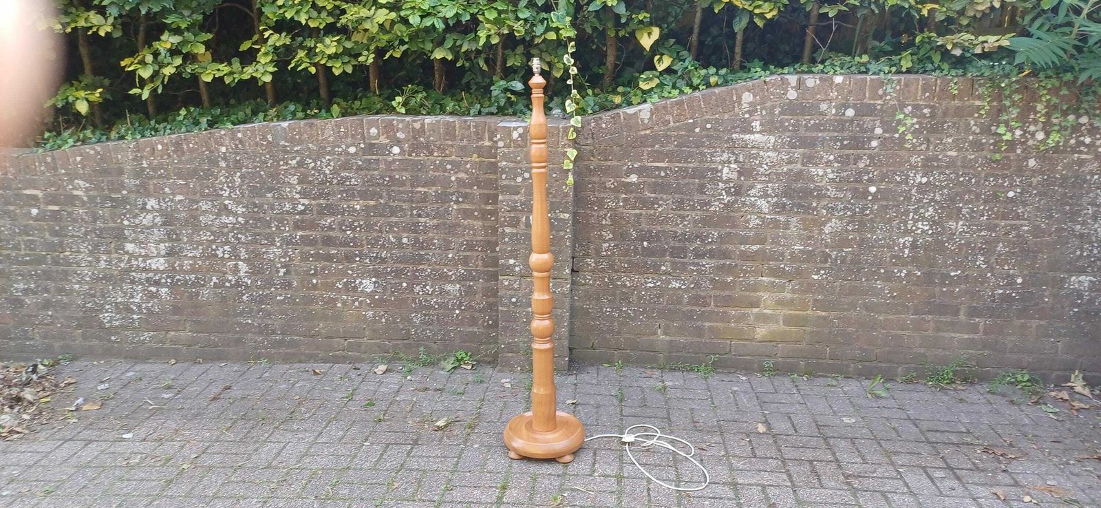 Chunky Yet Elegant Turned Elm Standard Lamp Ercol Style In Great Condition And Working. Free Hand Delivery.