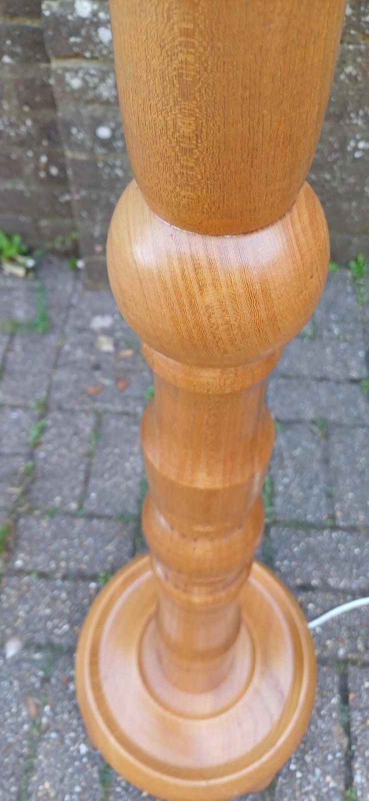 Chunky Yet Elegant Turned Elm Standard Lamp Ercol Style In Great Condition And Working. Free Hand Delivery. photo 345.0