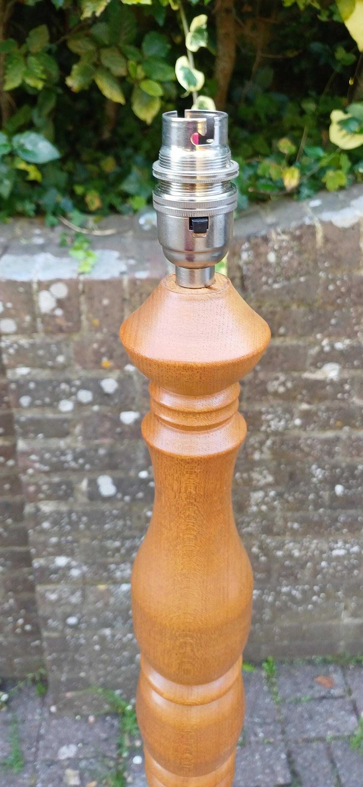 Chunky Yet Elegant Turned Elm Standard Lamp Ercol Style In Great Condition And Working. Free Hand Delivery. photo vinterior