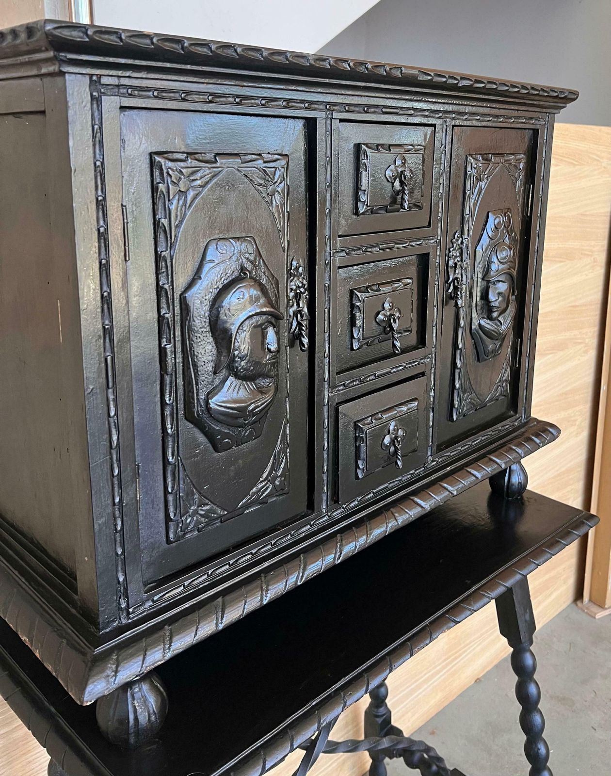 Cabinet sur piédestal de style baroque espagnol, Bargueno ou Varqueno, XXe siècle photo buy