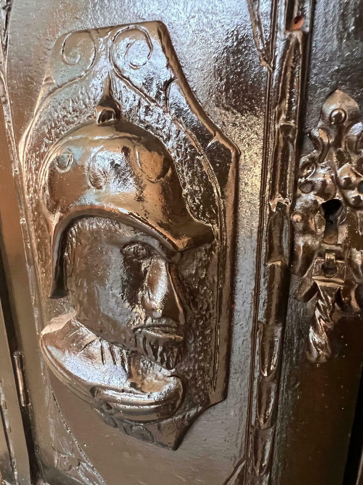 photo for sale Cabinet sur piédestal de style baroque espagnol, Bargueno ou Varqueno, XXe siècle