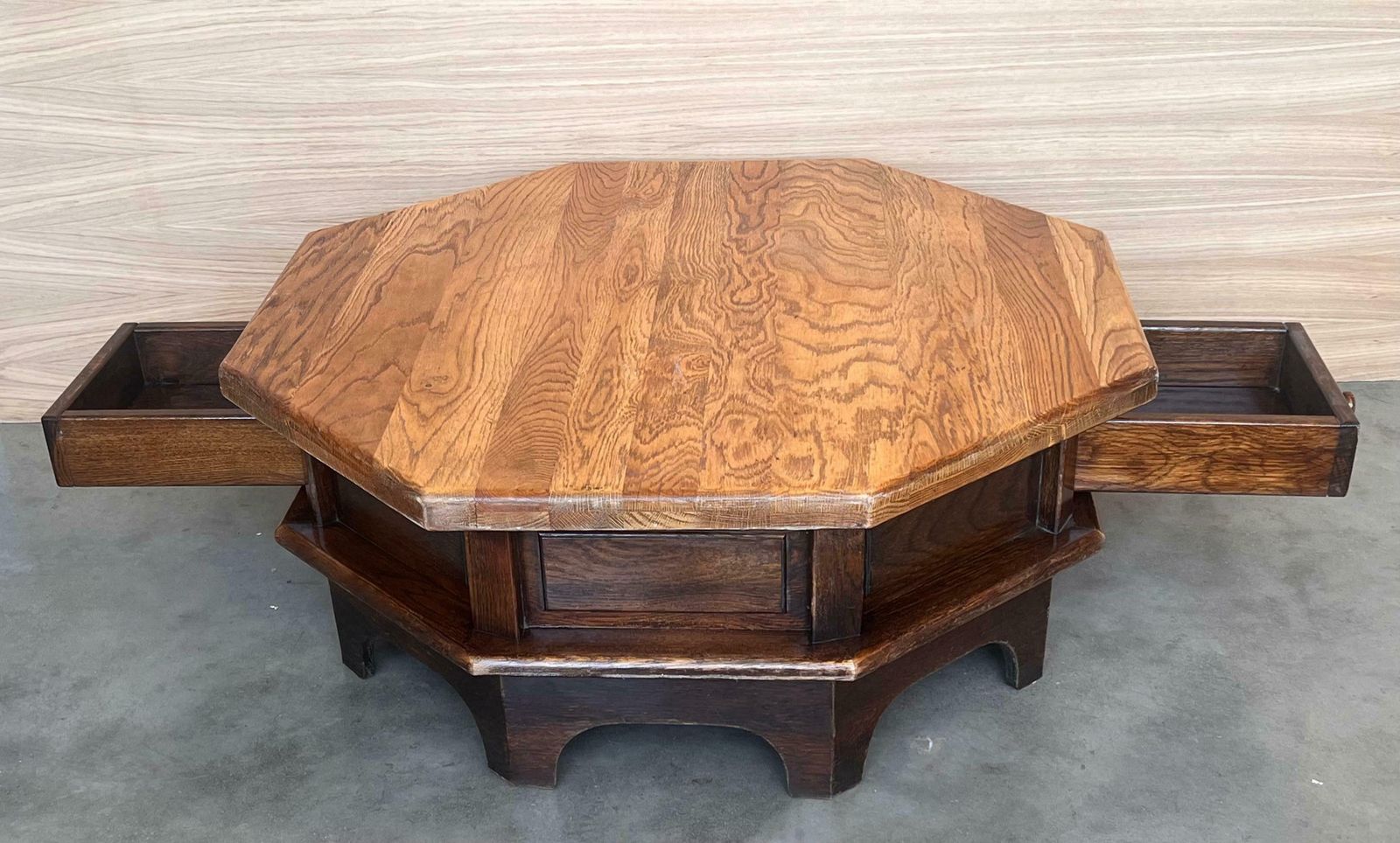 Table octogonale en sapin et noyer, design spécial, restaurée et cirée photo buy
