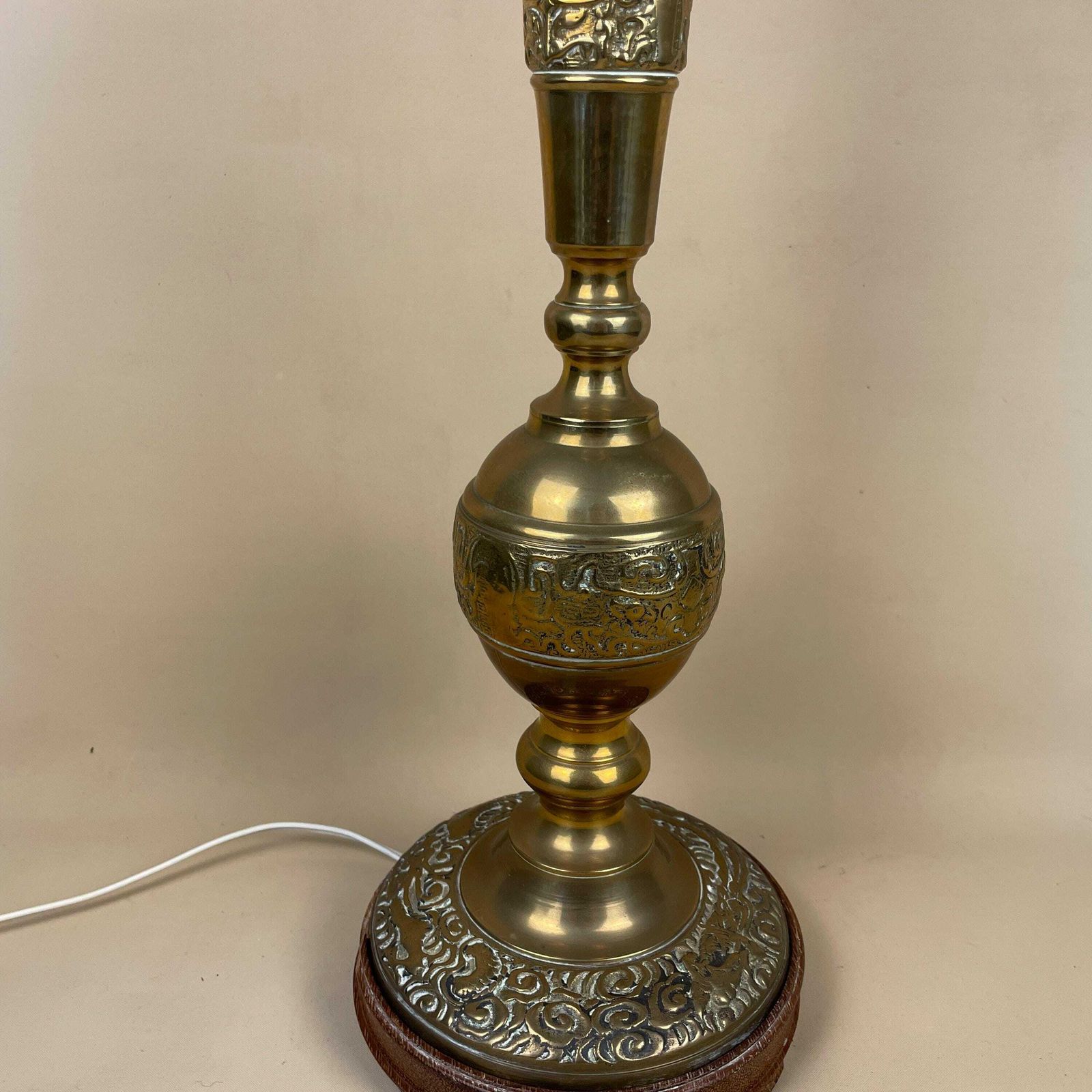 Vintage Brass Gold Lamp Oriental Asian Antique Large Ornate Round Wood Base Table Lamp Desk Light Bedside Old photo Lighting