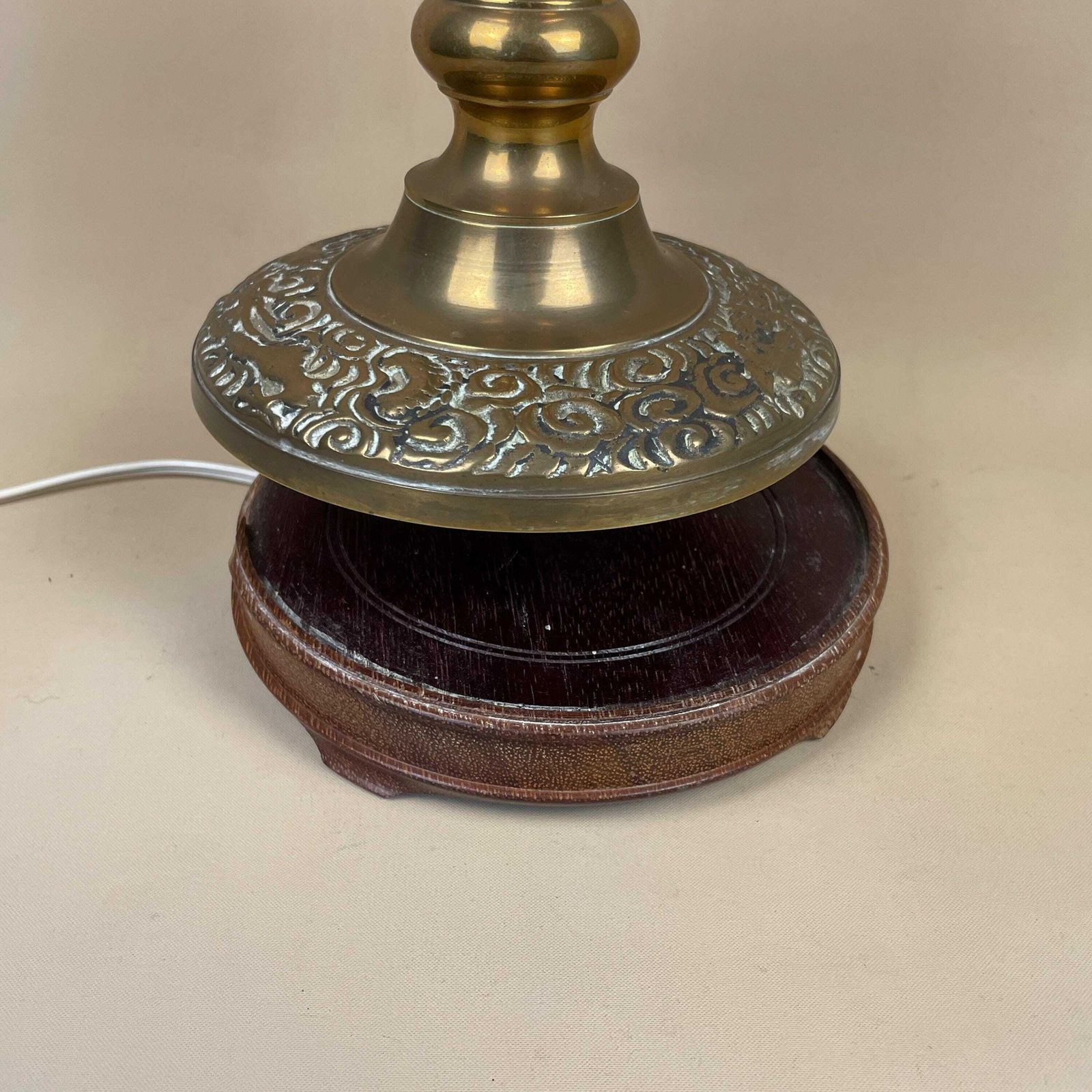 Vintage Brass Gold Lamp Oriental Asian Antique Large Ornate Round Wood Base Table Lamp Desk Light Bedside Old photo vinterior