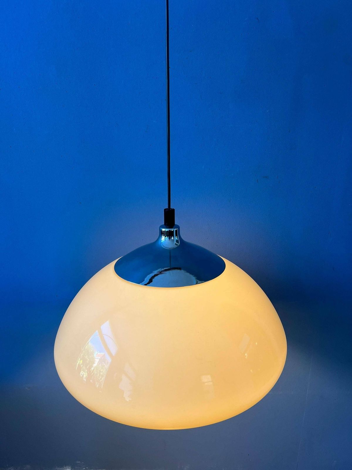Hanglamp In Paddenstoelvorm Van Acrylglas Met Beige Tint En Chromen Afdekkapje