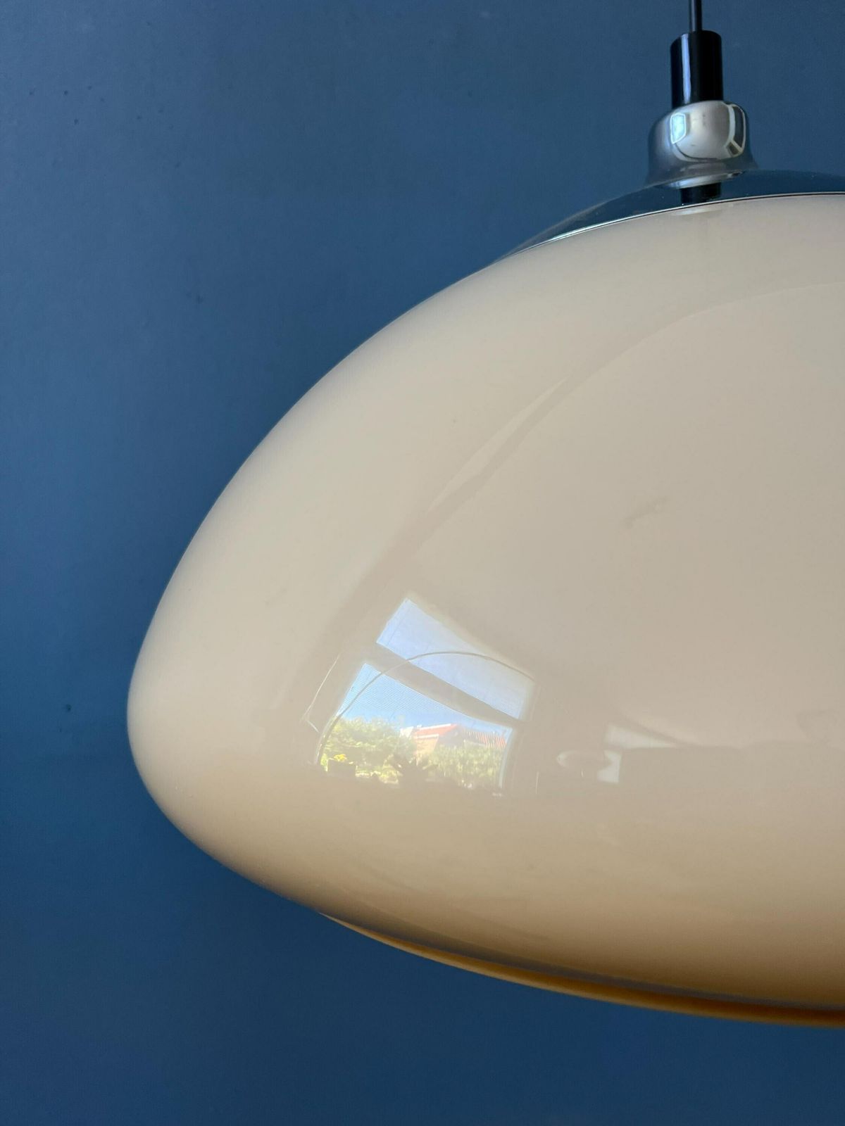 photo for sale Hanglamp In Paddenstoelvorm Van Acrylglas Met Beige Tint En Chromen Afdekkapje