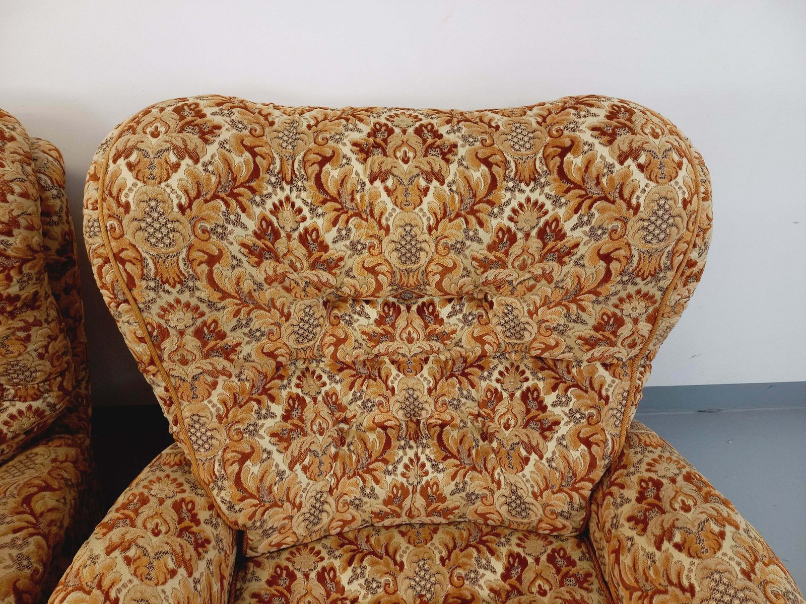 photo vinterior 2 fauteuils vintage à franges en tissu fleuri