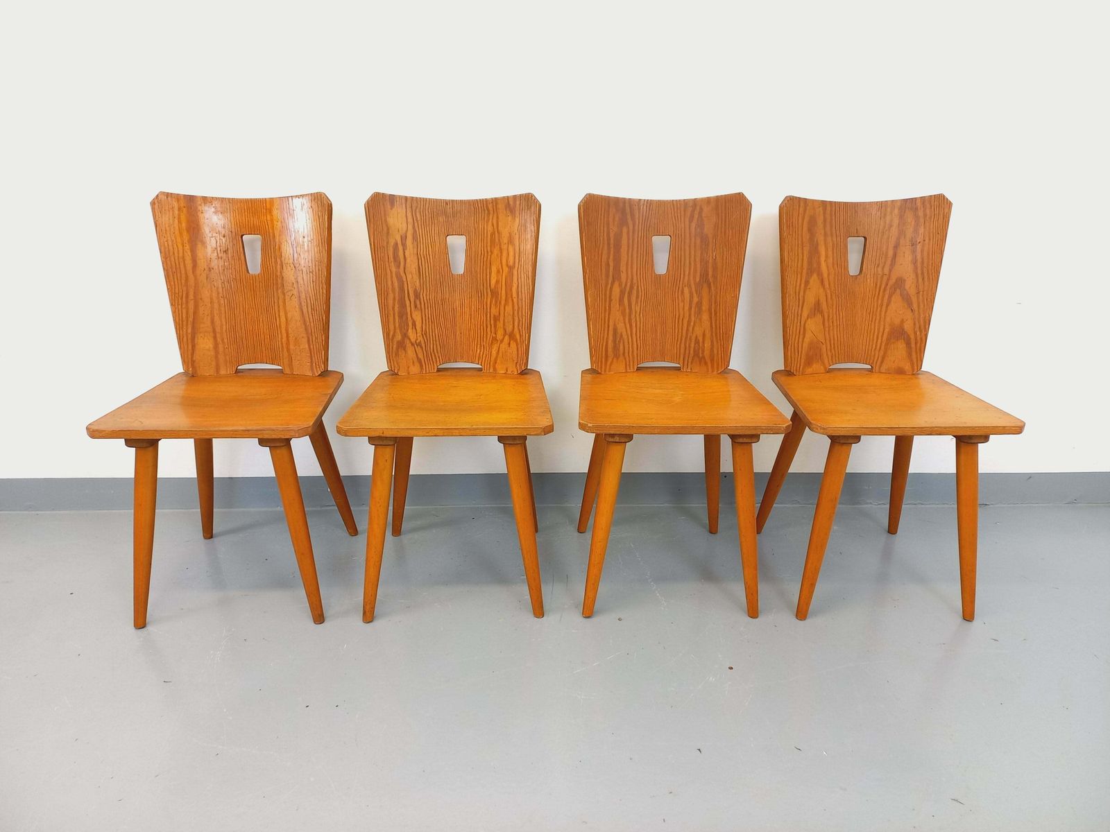4 chaises brutalistes en hêtre et pin