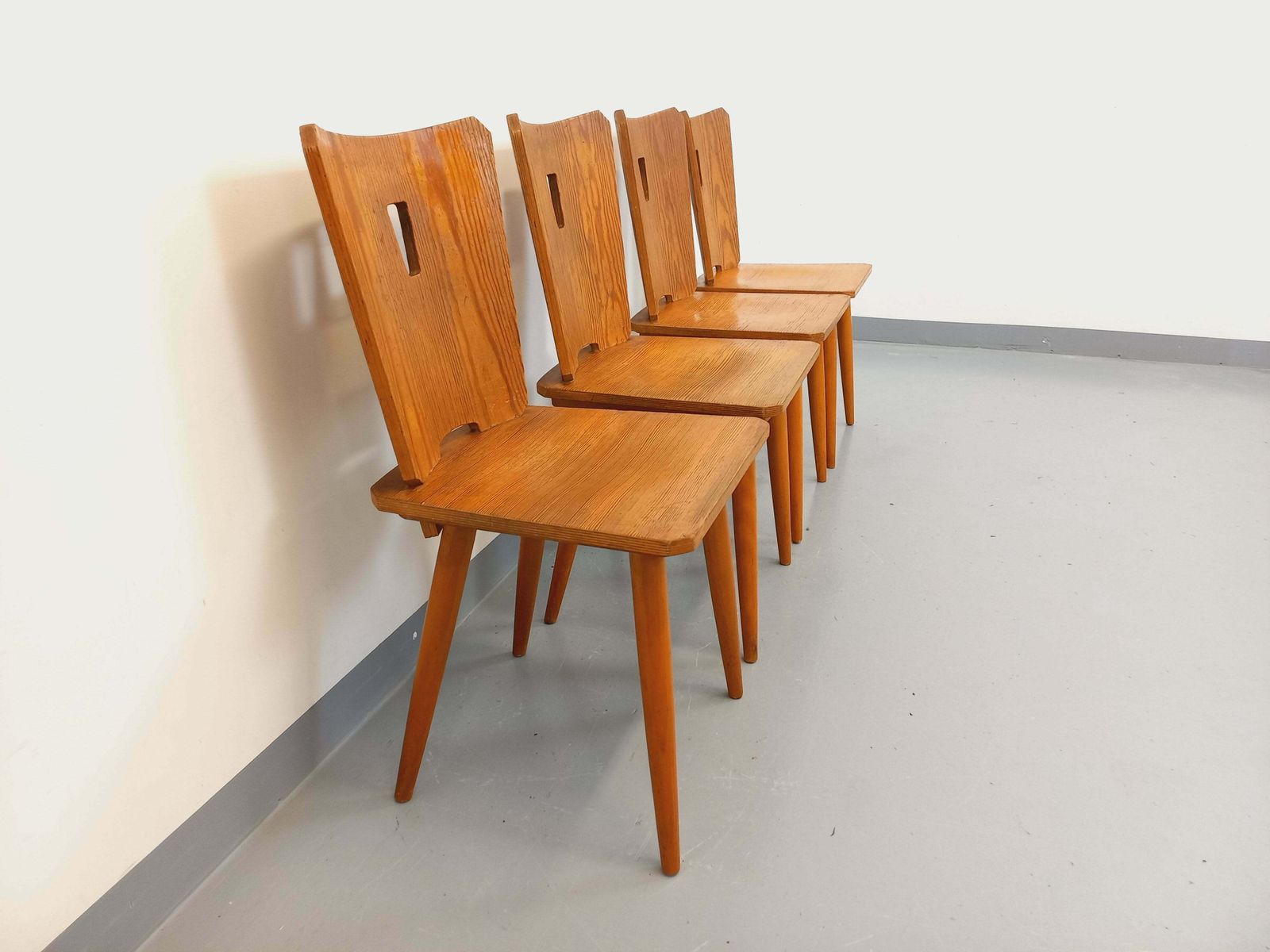 Mobilier 4 chaises brutalistes en hêtre et pin photo