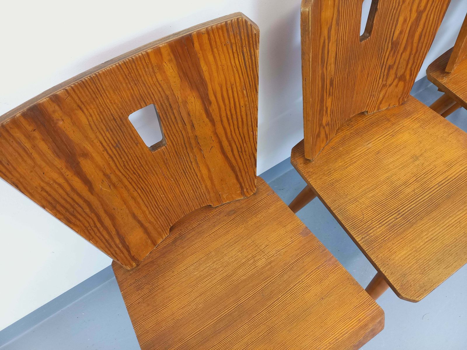 photo vinterior 4 chaises brutalistes en hêtre et pin