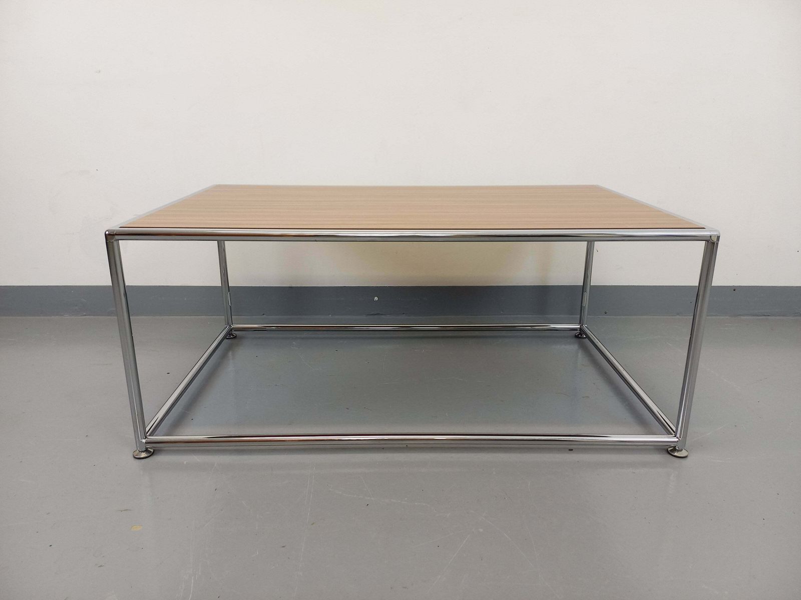 photo furniture Table basse rectangulaire de style USM en métal chromé