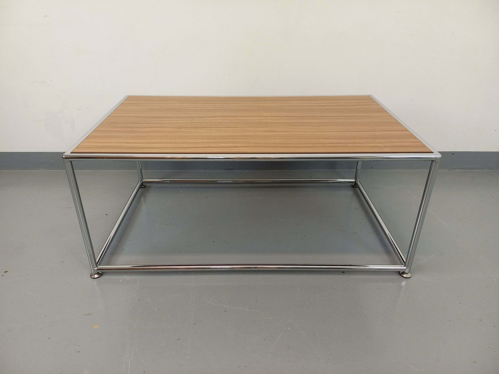 570.0 Table basse rectangulaire de style USM en métal chromé photo