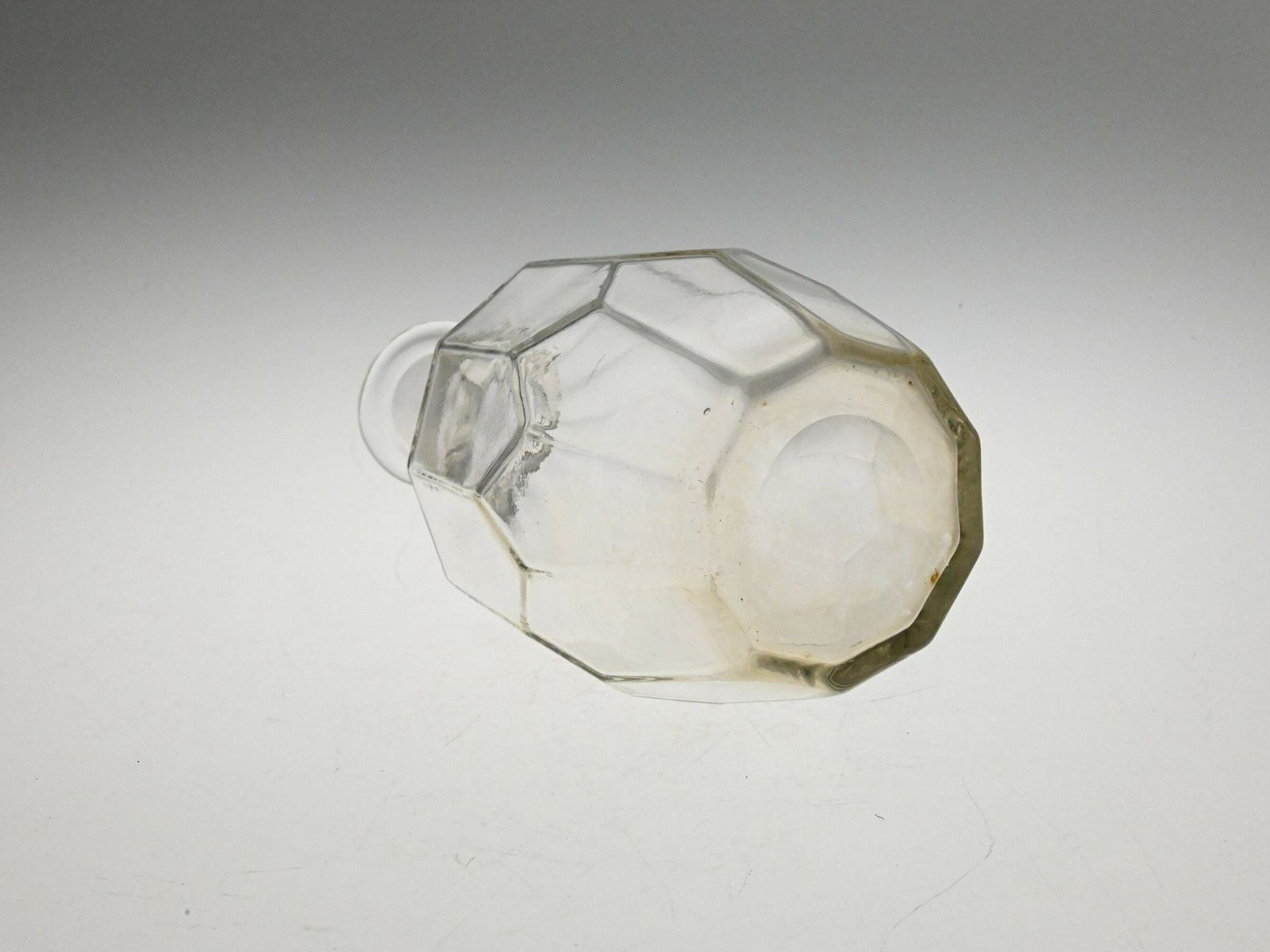Glazen likeurkaraf, vintage glas, antiek glaswerk, mid-century karaf, karaf, Tsjechische karaf, glazen karaf, drankkaraf photo buy