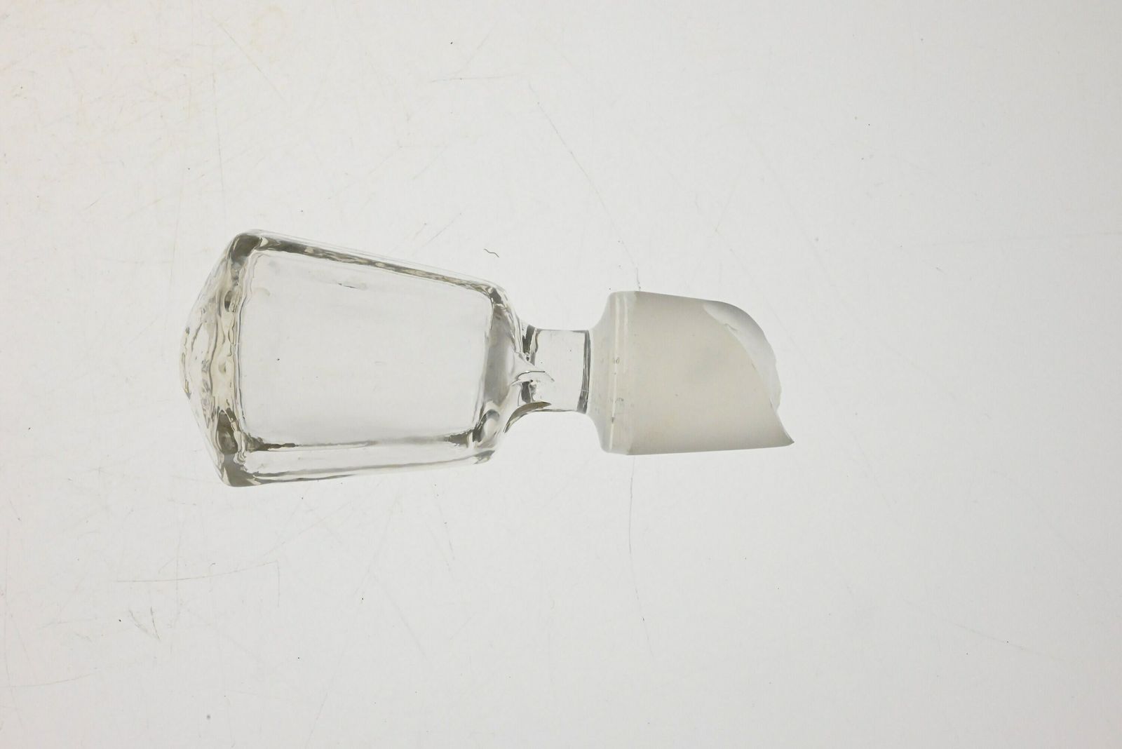 photo furniture Glazen likeurkaraf, vintage glas, antiek glaswerk, mid-century karaf, karaf, Tsjechische karaf, glazen karaf, drankkaraf