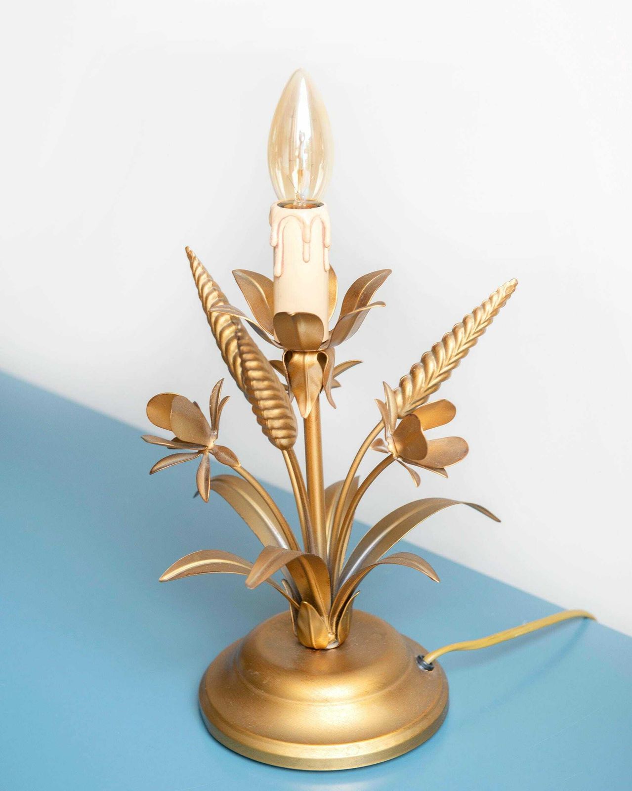 Italiaanse Vergulde Metalen Tafellamp, Bloemrijke Gouden Bureaulamp, Hollywood Regency, Ls Italy, Jaren 1970, Tarwebosje Lamp photo furniture