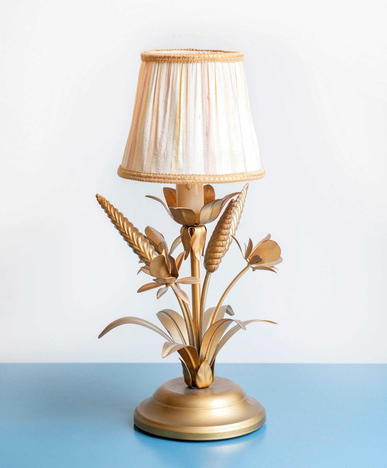 Italiaanse Vergulde Metalen Tafellamp, Bloemrijke Gouden Bureaulamp, Hollywood Regency, Ls Italy, Jaren 1970, Tarwebosje Lamp photo vinterior
