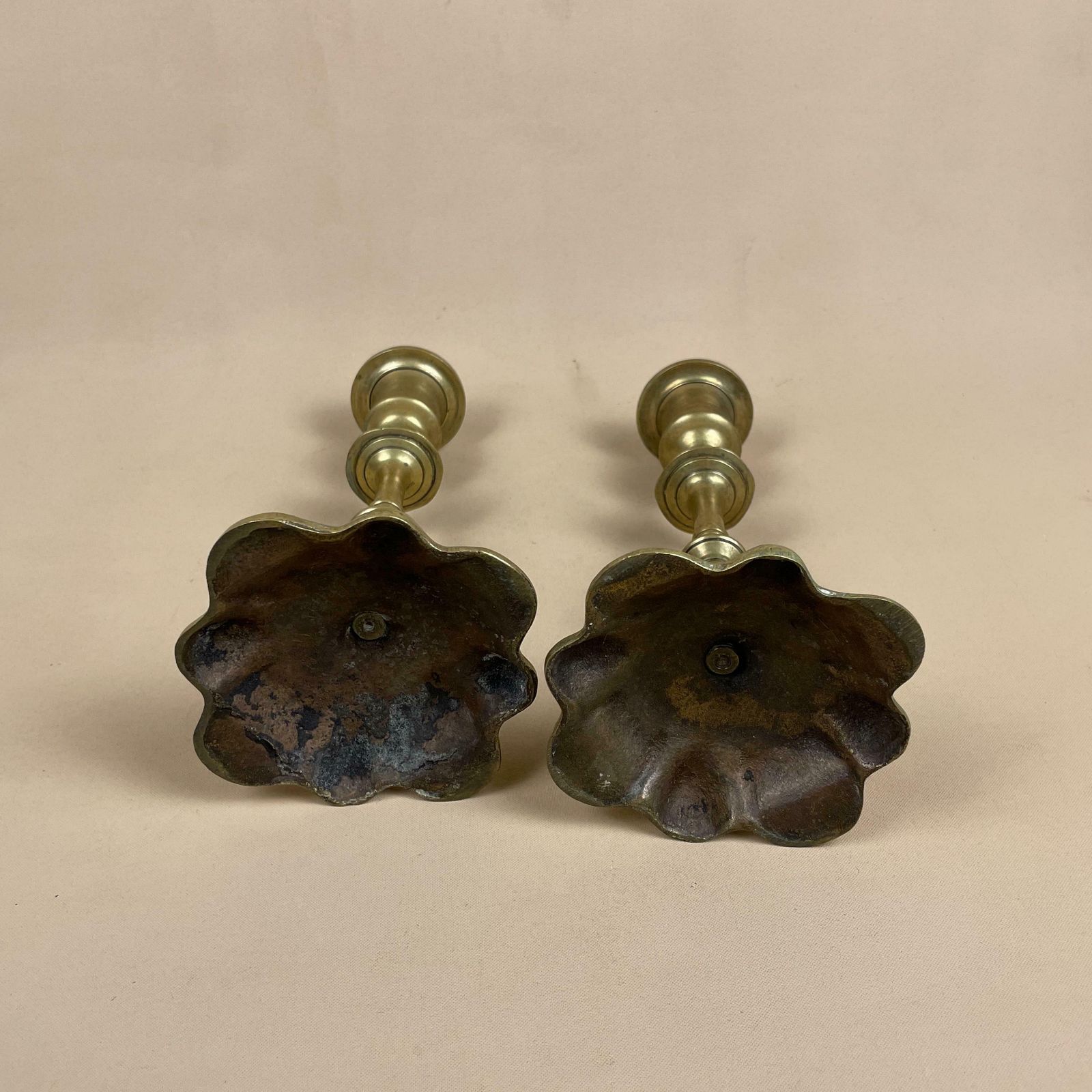 photo furniture Antique Matching Pair Of Gold Brass Metal Candlestick Candle Stick Vintage Column Taper Dinner Candlesticks Scallop Base Column Pillar