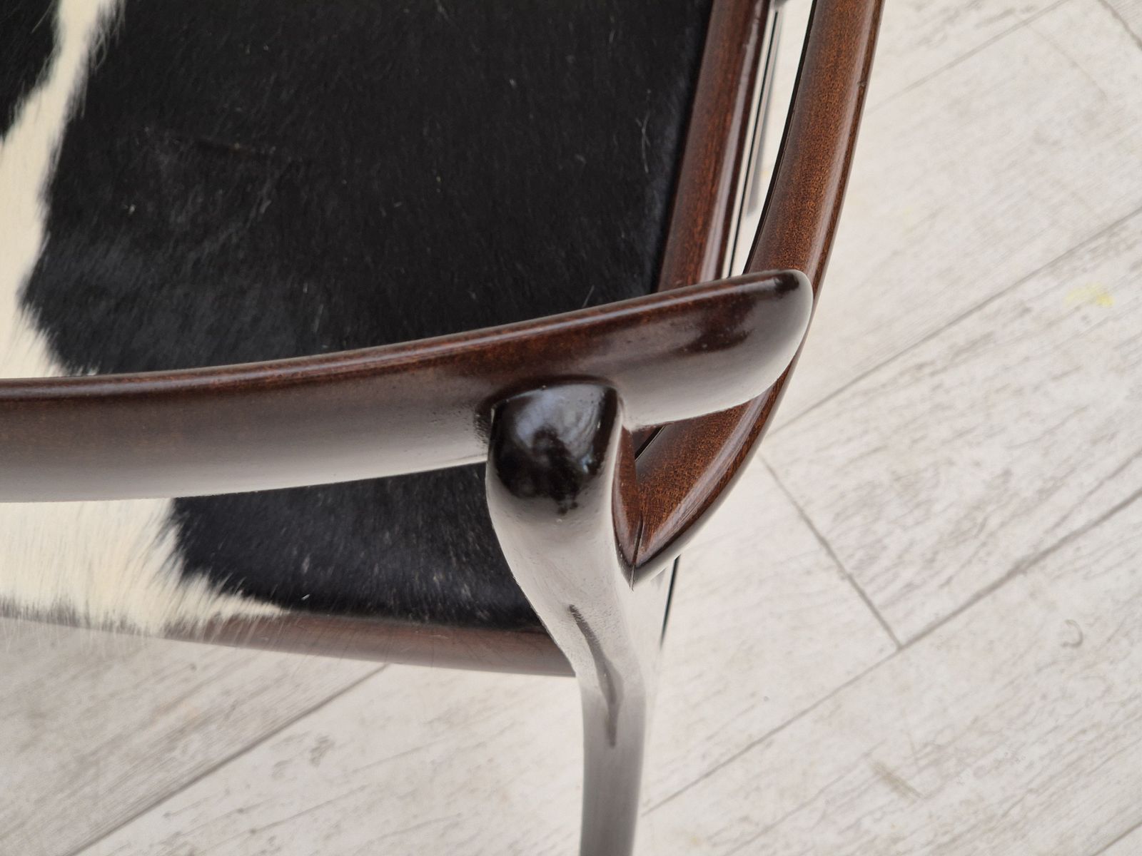 photo vintage 1960s, Danish Design By Ole Wanscher, Armchair, Mahogany Wood, Cowhide, Reupholstered.