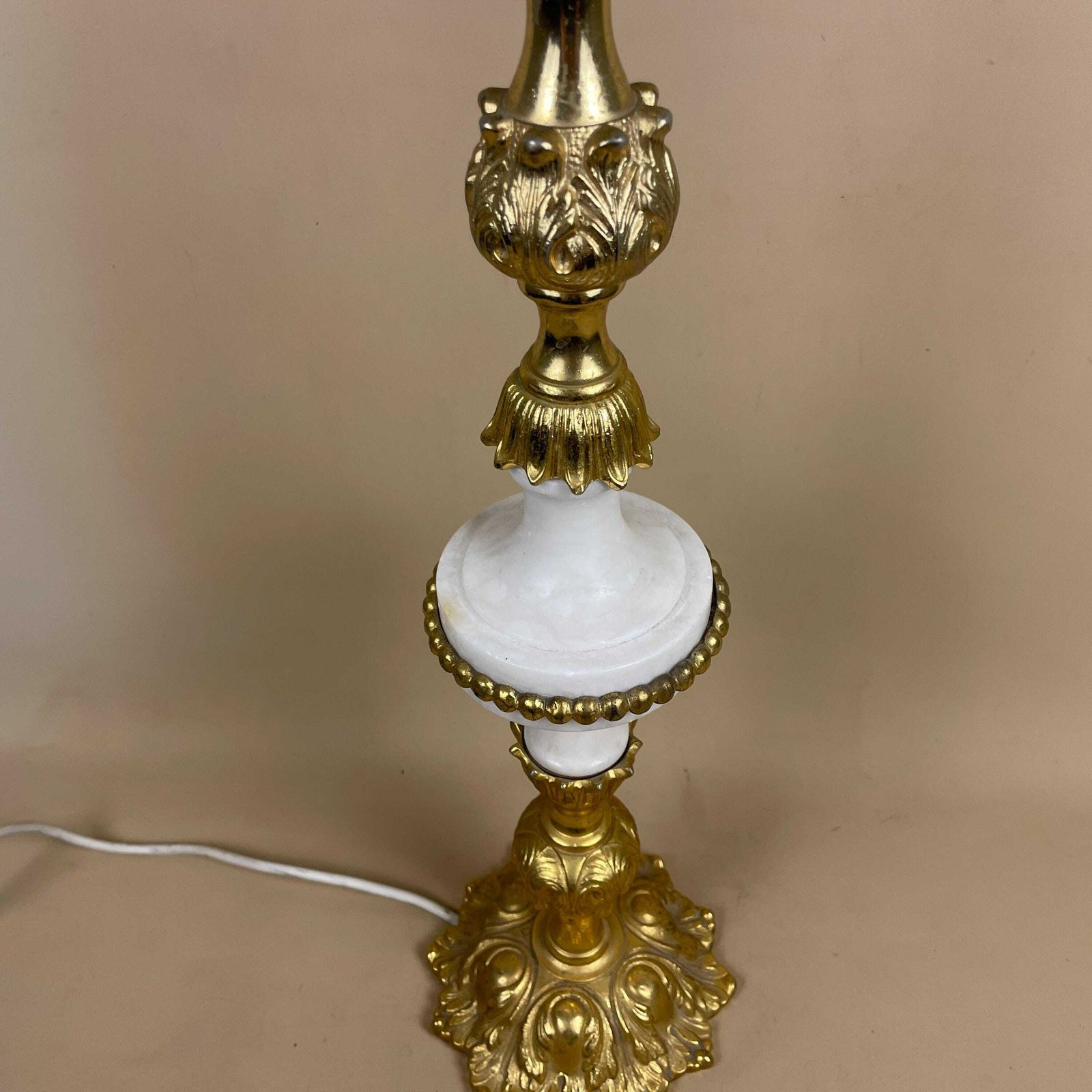 Antique Onyx Marble Lamp Light Brass Gold Metal Bedside Side Table Desk Marbled Patterned Vintage Pattern Stone Feet Ornate White photo Lighting