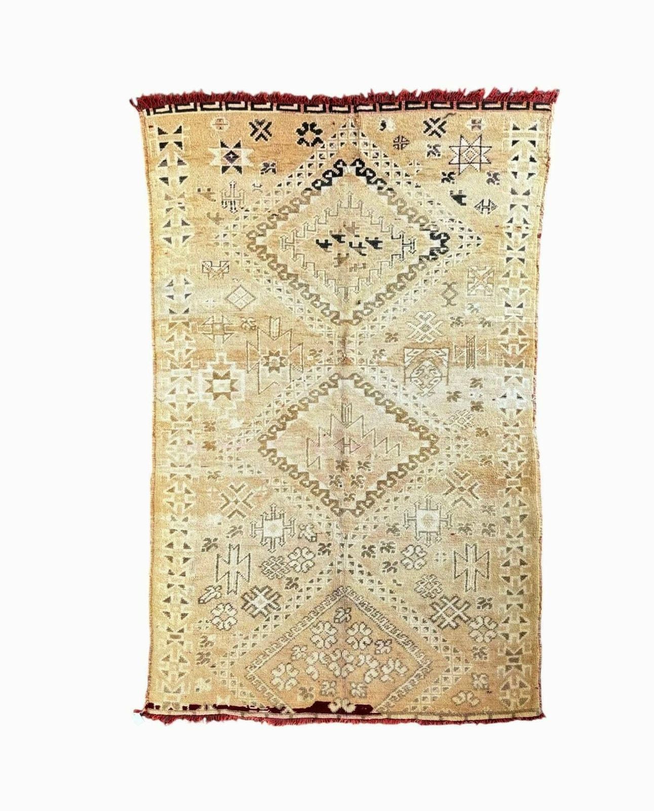 photo furniture Boho Chic Marokkaans Wollen Vloerkleed 155x260 Cm – Geel Berber Tapijt | Vintage Marokkaans Boujad Wollen Vloerkleed – Handgeweven, Levendig Geometrisch Dessin