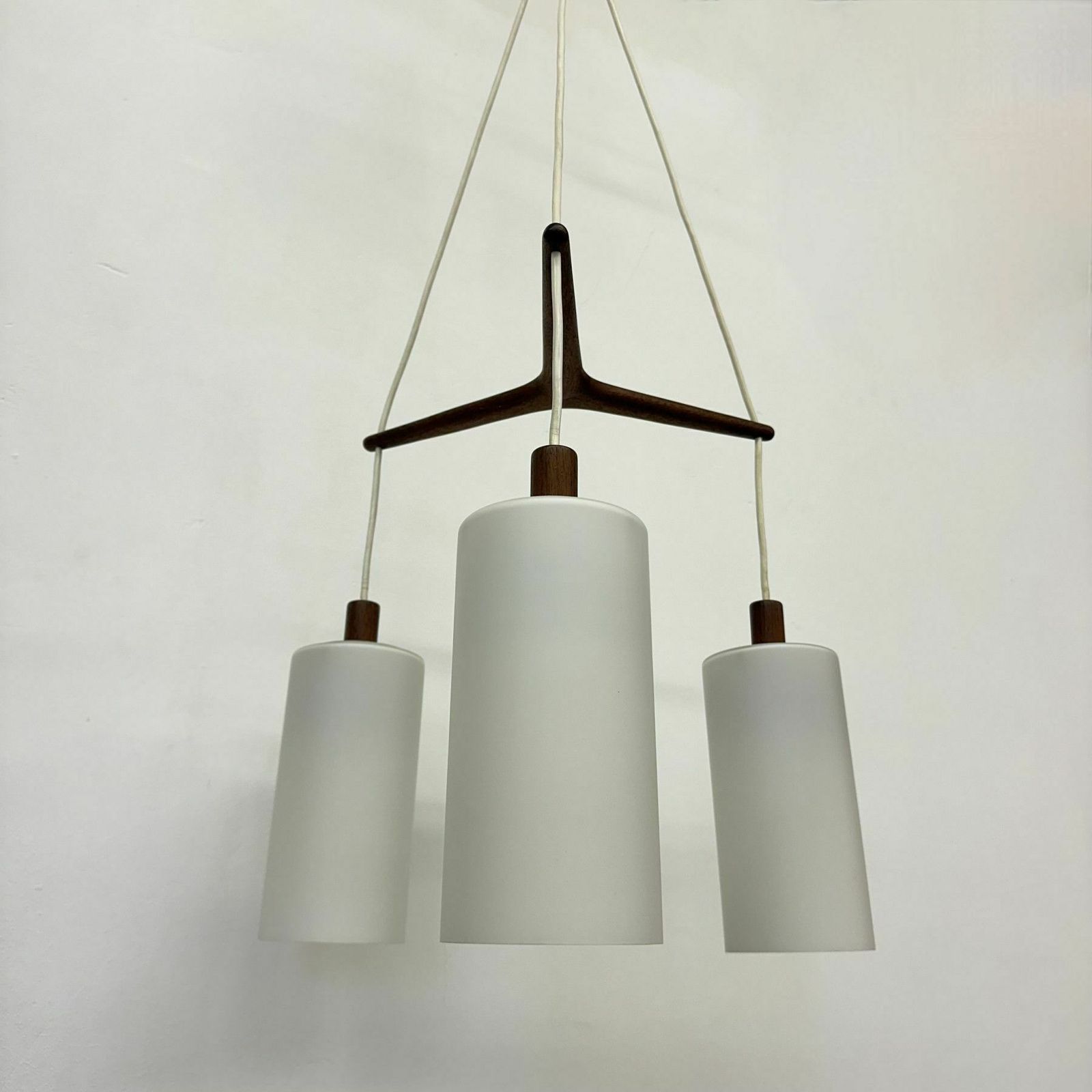 photo vintage Mid Century Design Hanglamp Van Teak En Opaalwit Glas, Jaren 1970