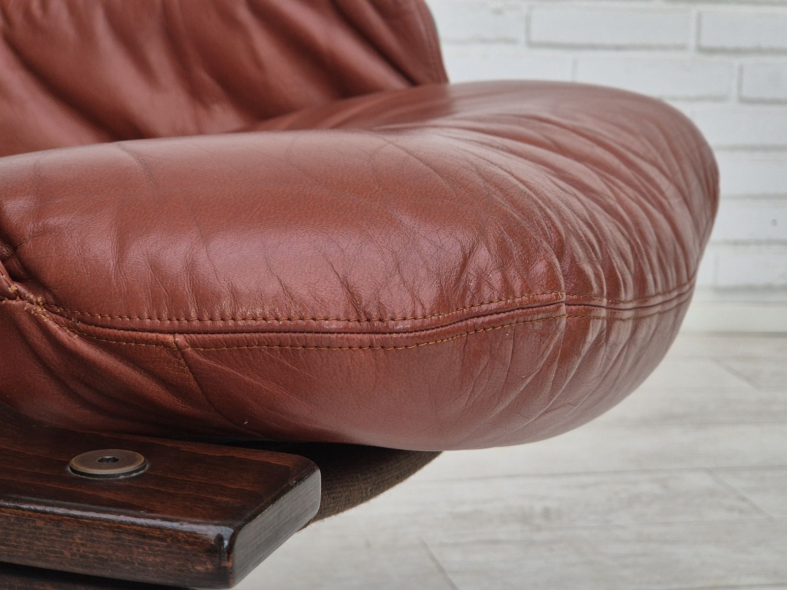 1970s, Scandinavian Design, Lounge Chair, Original Very Good Condition, Brown Leather. photo vinterior