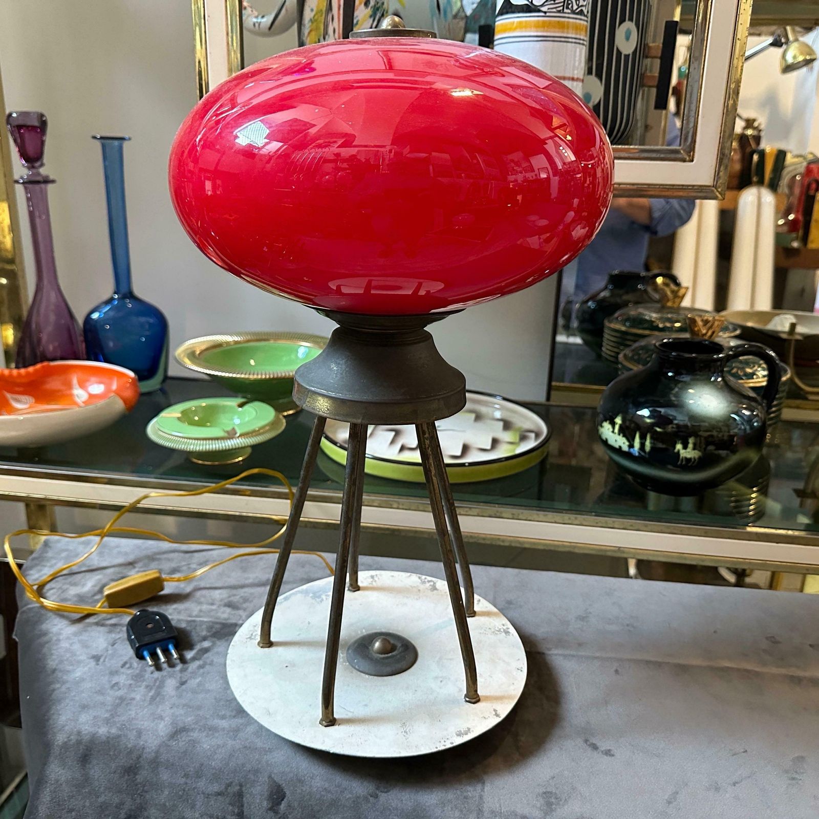 1950s Stylish Mid Century Modern Brass And Red Glass Italian Table Lamp photo for sale