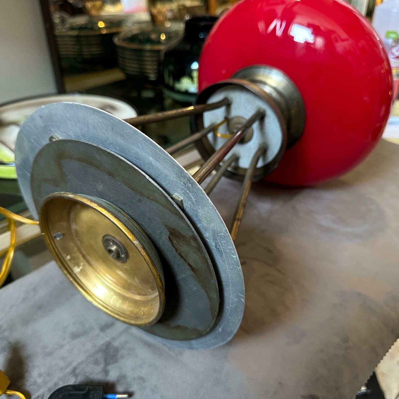 photo vinterior 1950s Stylish Mid Century Modern Brass And Red Glass Italian Table Lamp