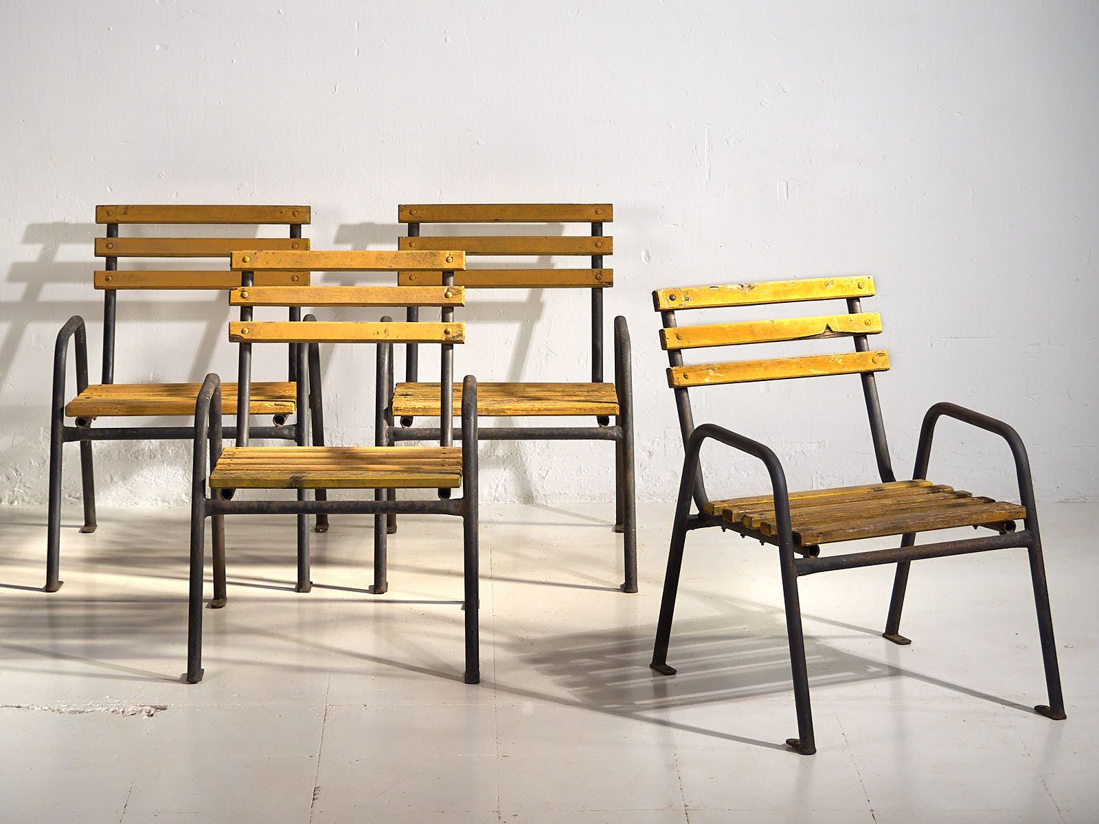 photo vinterior Yellow Antique Iron Garden Chairs (C.1920).Set Of 4 Pieces #39