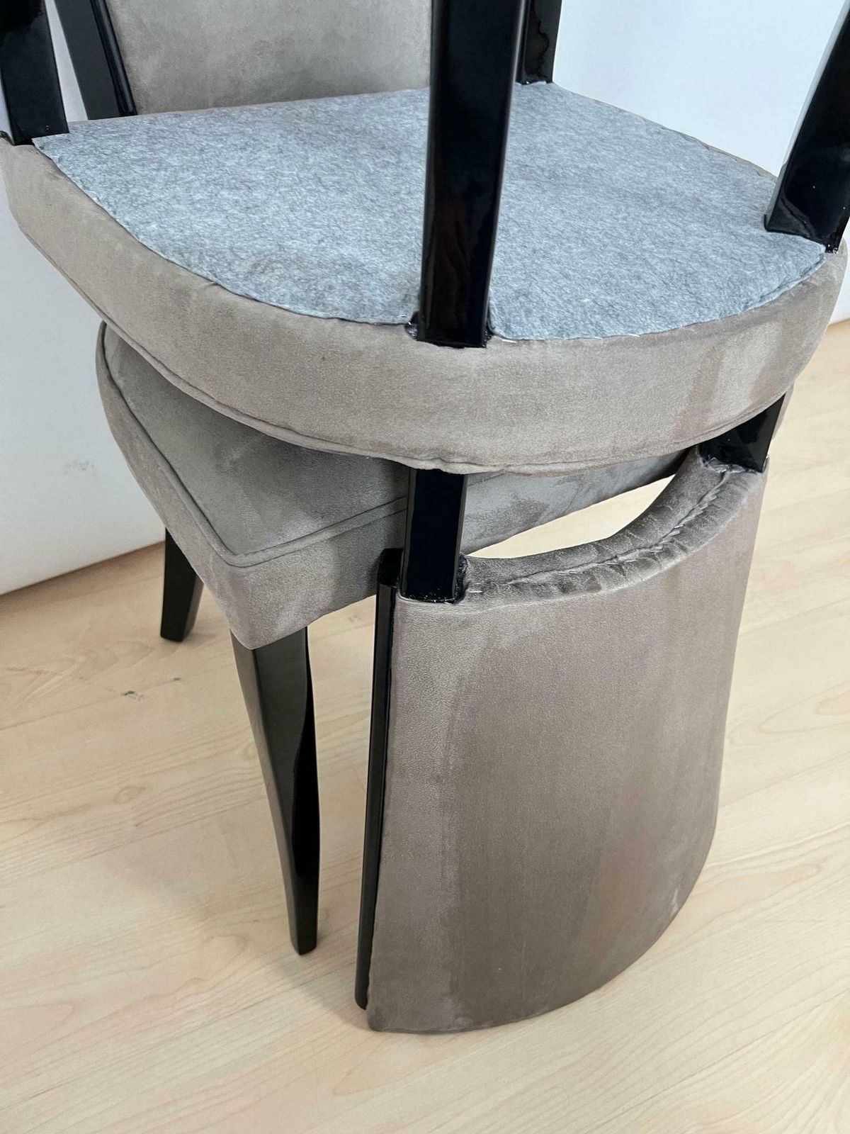 photo vintage Set Of Six Art Deco Chairs, Black Lacquer, Grey Alcantara, France Circa 1930