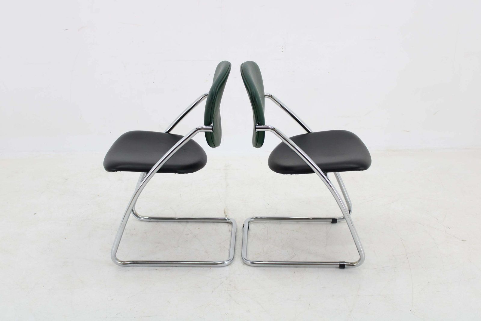 1980s Pair Of Italian Chairs photo vinterior