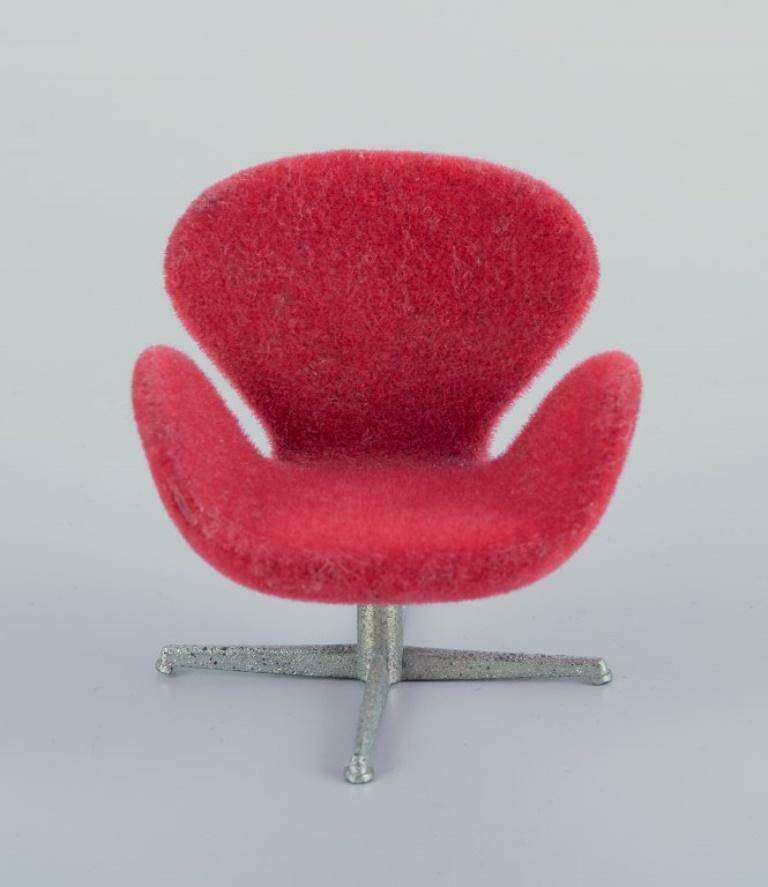 Miniatures Of The "Swan" And "Egg" Chairs, Designed By Arne Jacobsen. photo Home Decor