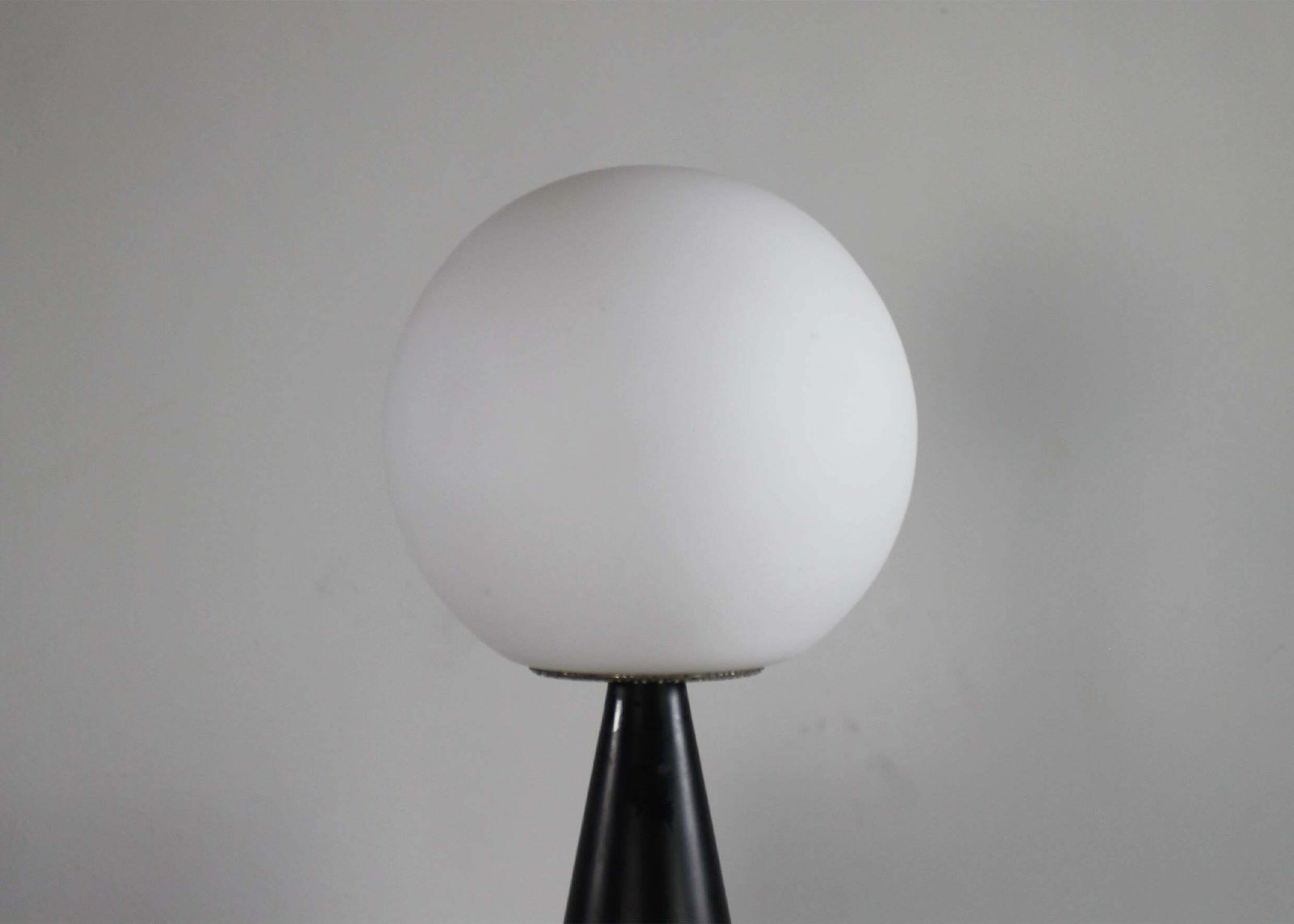 Gio Ponti Bilia Table Lamp In Black Metal And Opaline Glass By Fontana Arte 1970 photo for sale