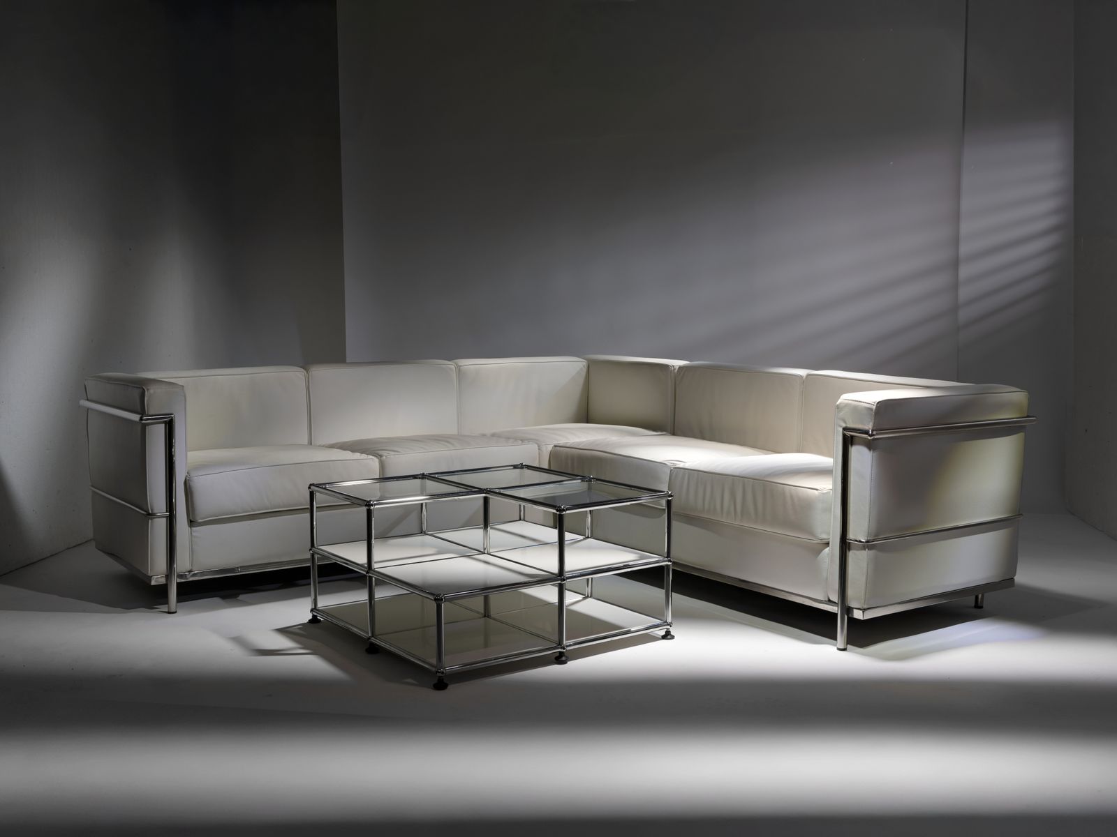 photo vintage Beautiful White Leather & Chrome Tubular Steel ‘L’ Shaped Mcm Sofa In The Manner Of Le Corbusier, France Circa 2000