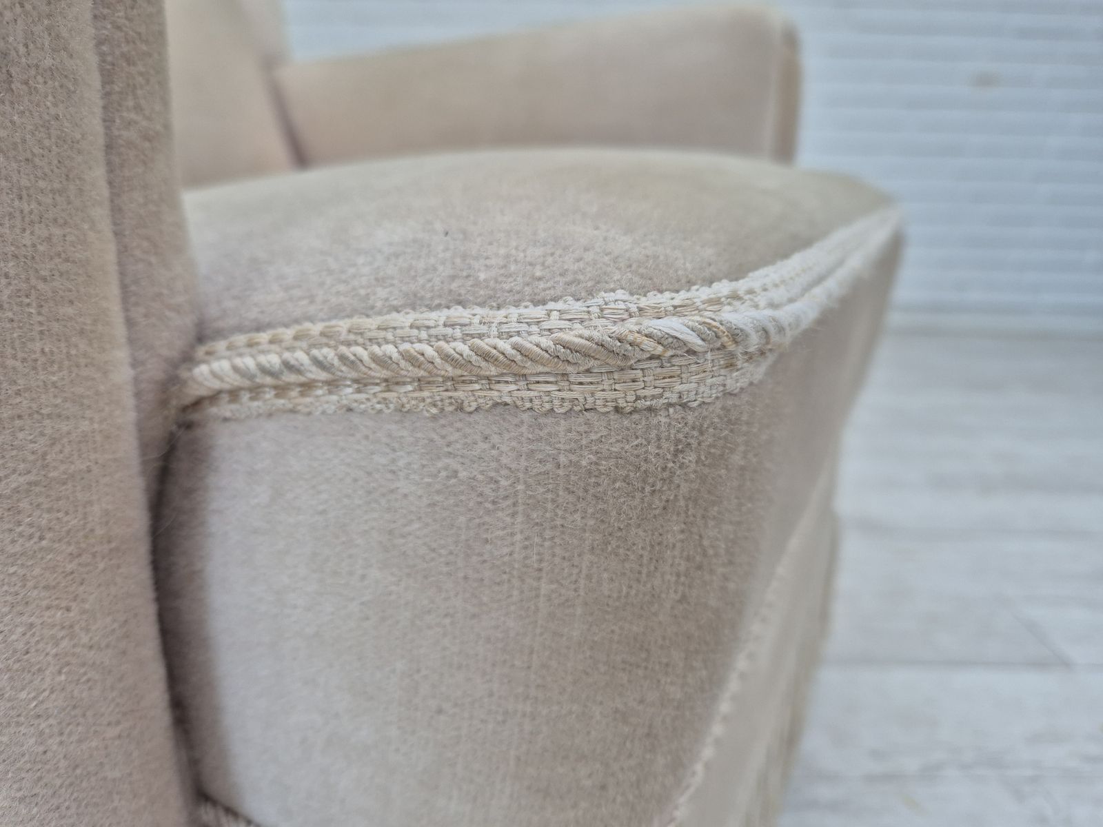 photo furniture Deense Wingback Fauteuil, Jaren 1970, Goede Staat, Meubelvelours, Essenhout.