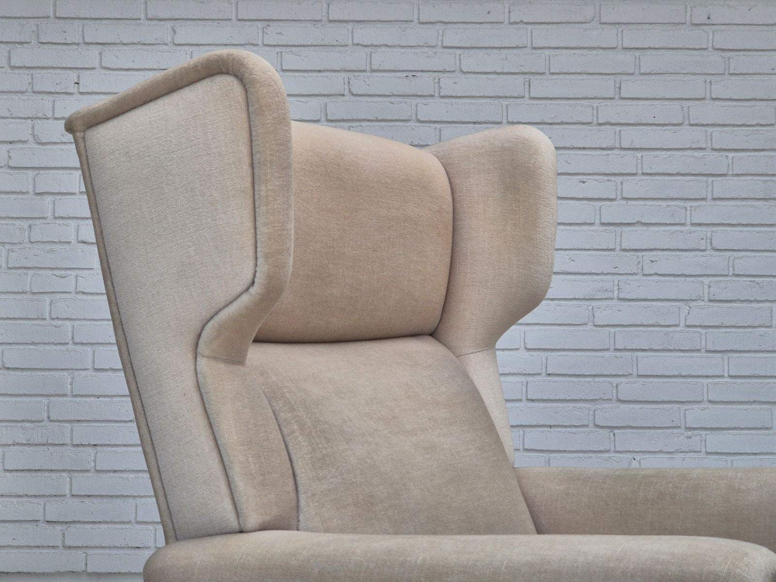 1250.0 Deense Wingback Fauteuil, Jaren 1970, Goede Staat, Meubelvelours, Essenhout. photo