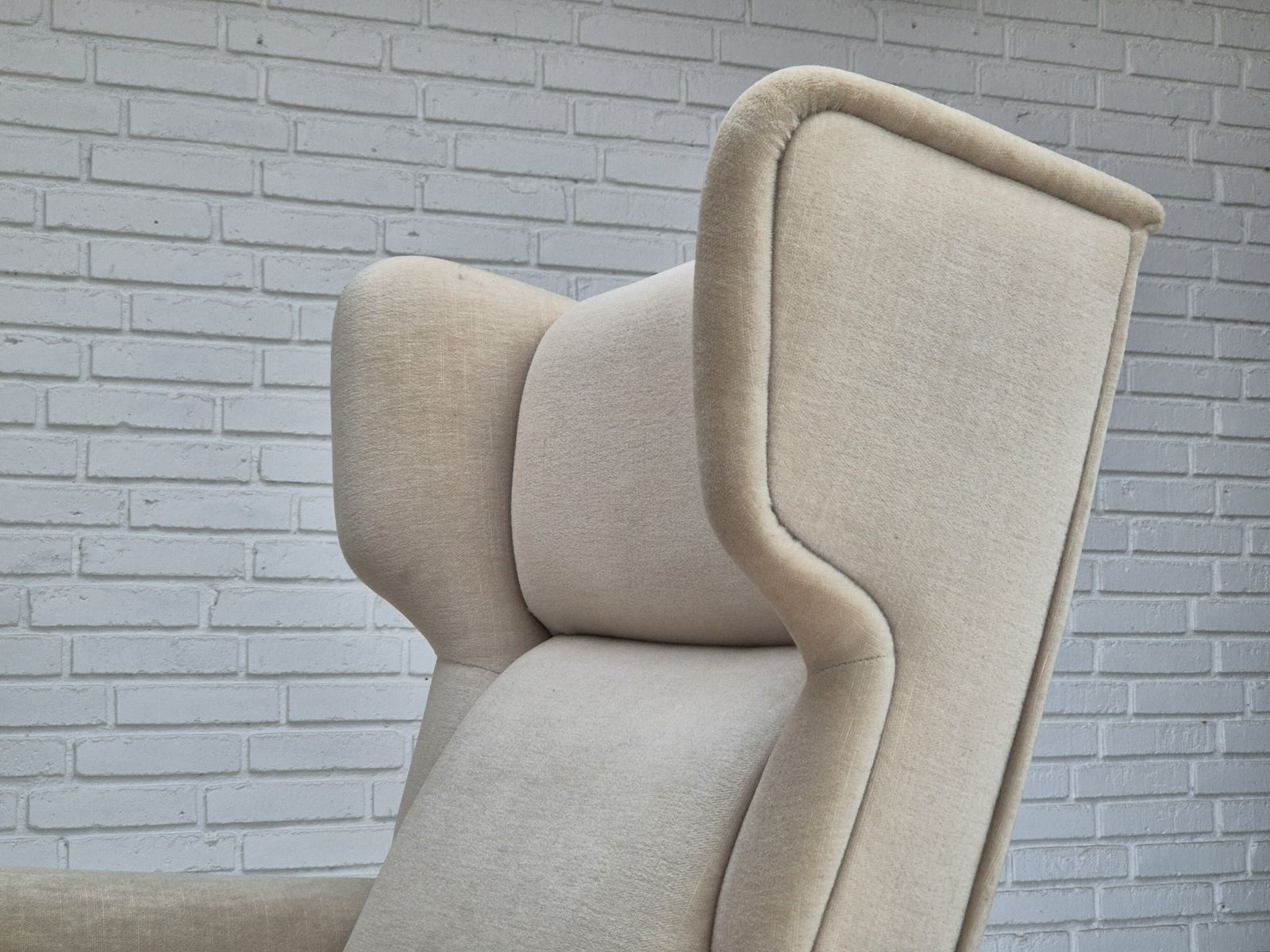 photo vintage Deense Wingback Fauteuil, Jaren 1970, Goede Staat, Meubelvelours, Essenhout.