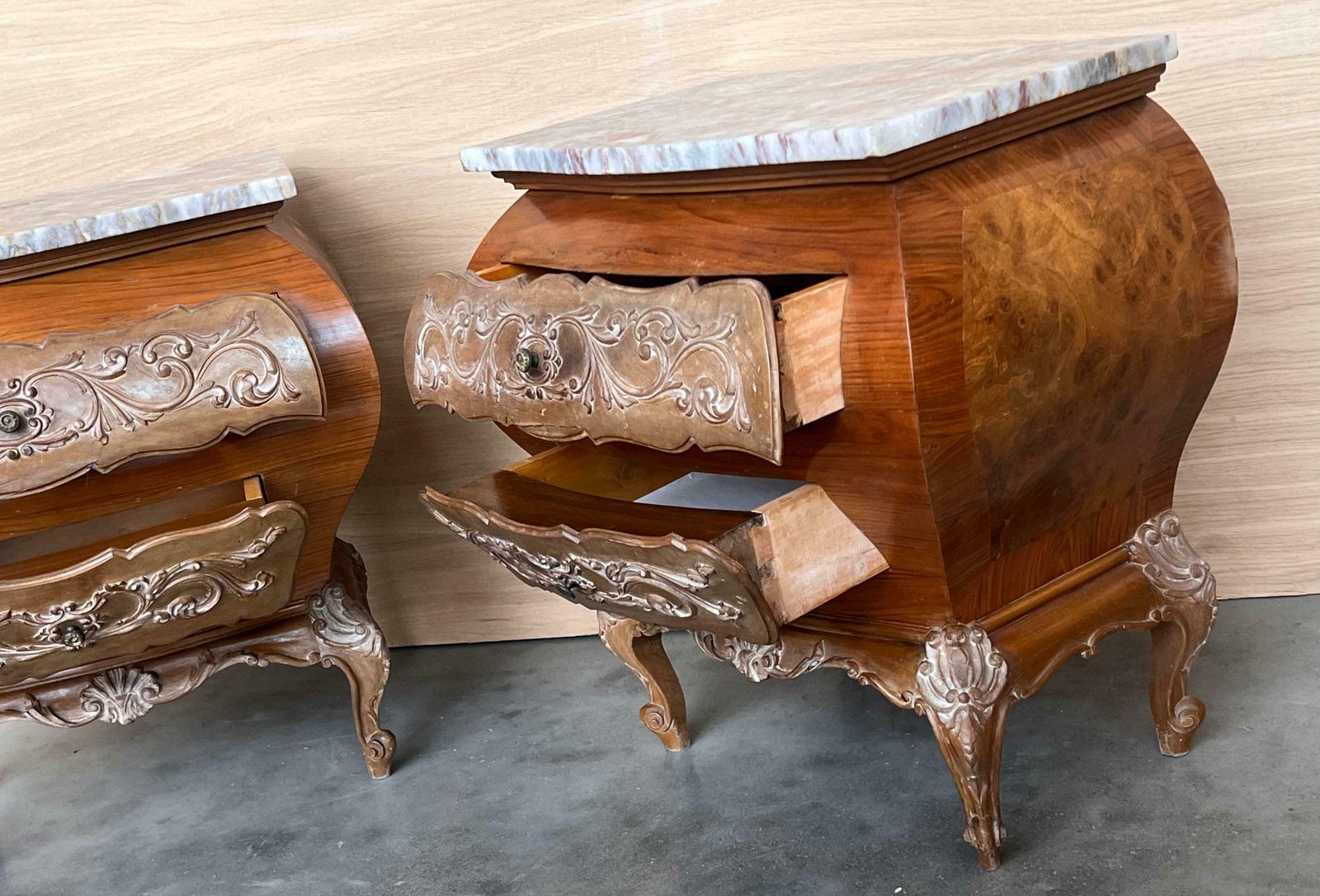 Mobilier Tables de chevet bombées sculptées à trois tiroirs, plateau en marbre, Mariano Garcia photo