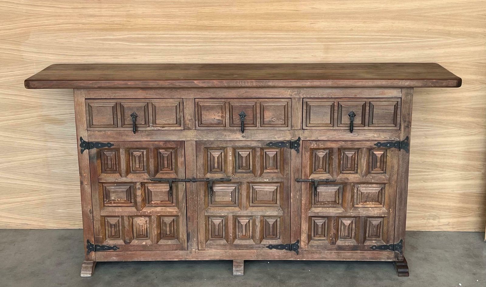 Crédence ou buffet baroque espagnol à trois tiroirs en noyer sculpté, style toscan, XIXe siècle photo furniture
