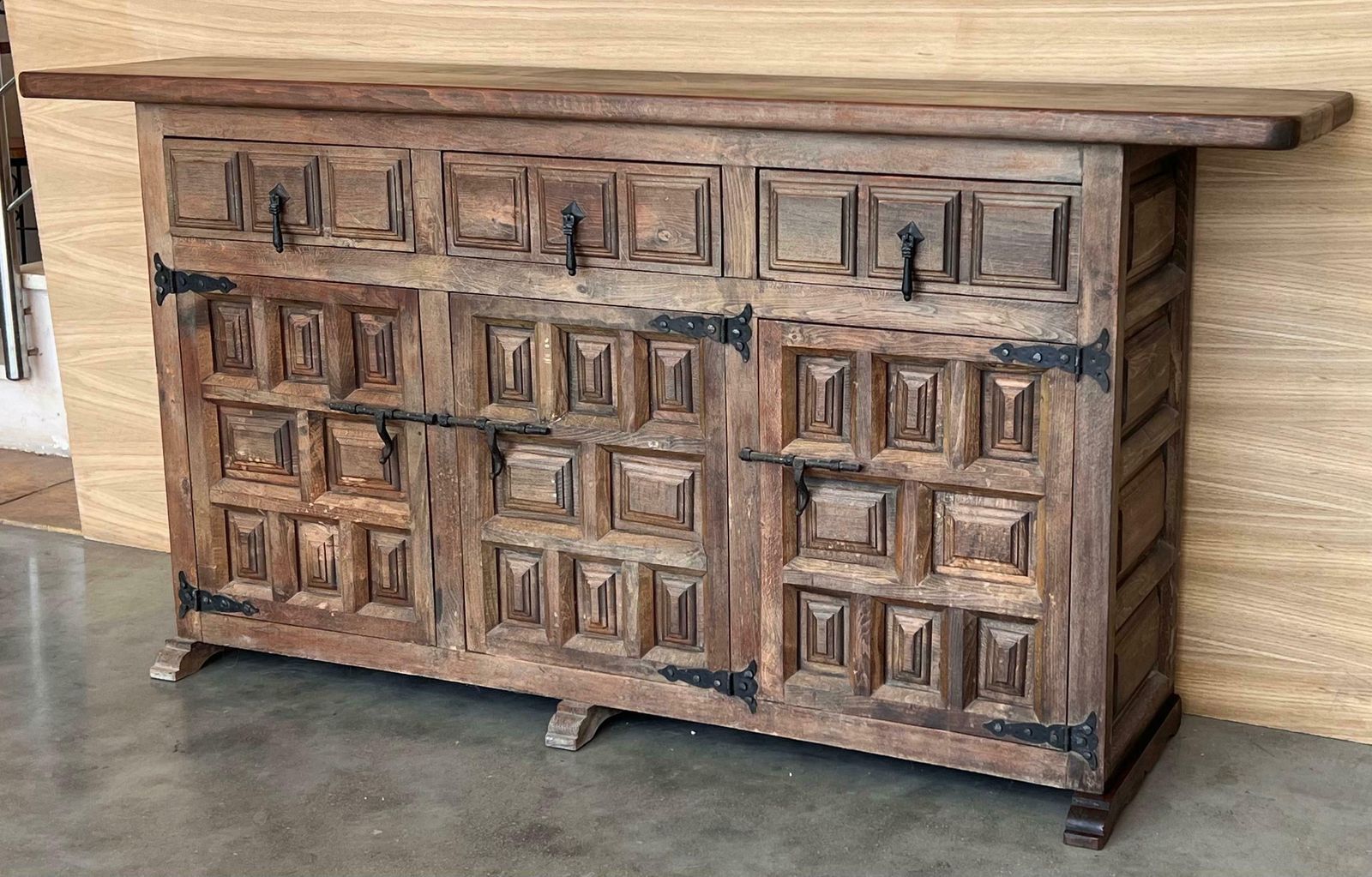 Crédence ou buffet baroque espagnol à trois tiroirs en noyer sculpté, style toscan, XIXe siècle photo Mobilier