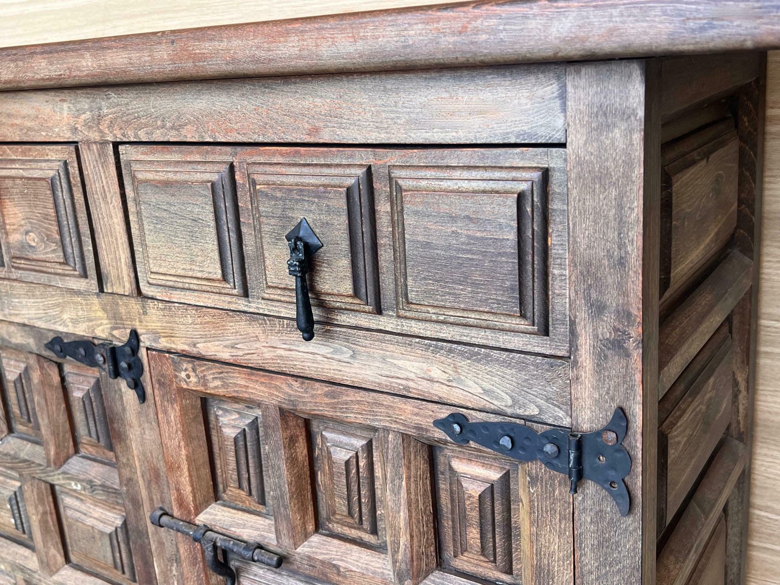 Crédence ou buffet baroque espagnol à trois tiroirs en noyer sculpté, style toscan, XIXe siècle photo buy