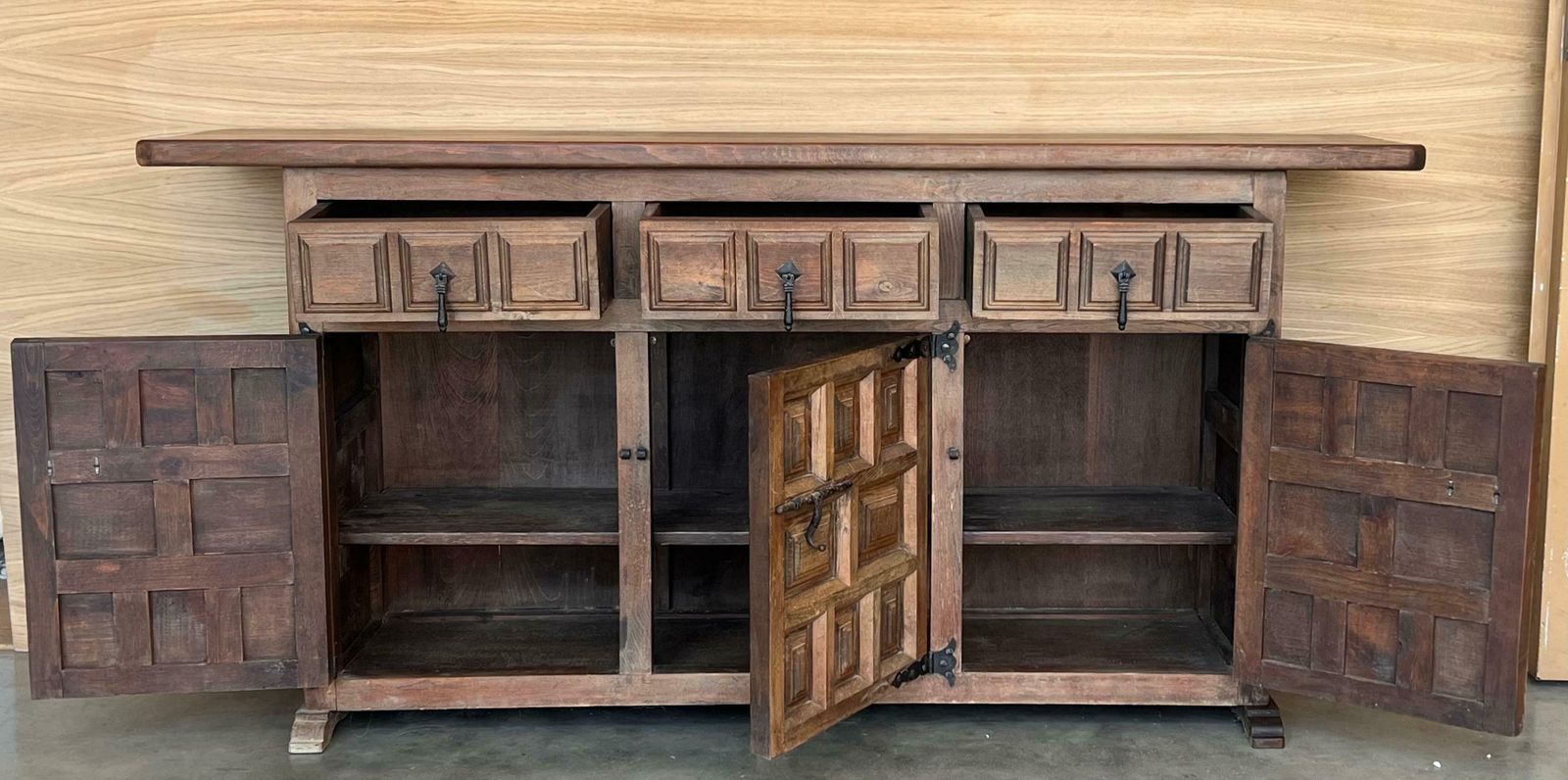 Crédence ou buffet baroque espagnol à trois tiroirs en noyer sculpté, style toscan, XIXe siècle photo vintage