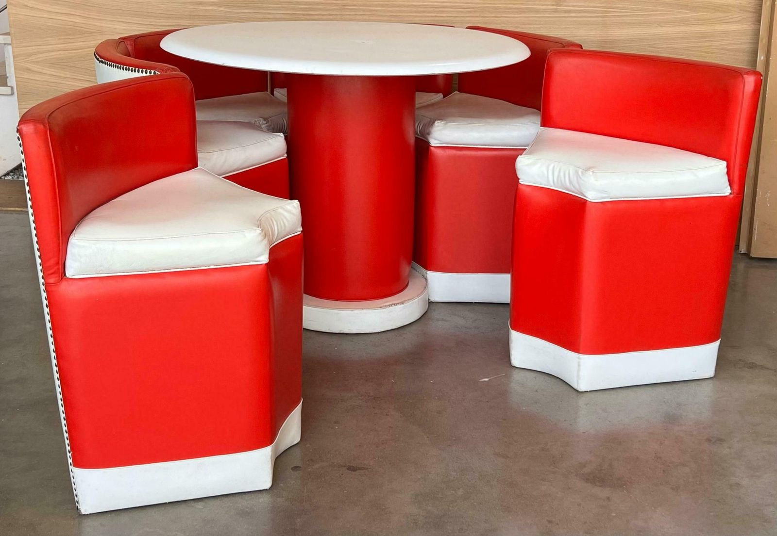 Set Of Vintage Round Table With Six Chairs In Red And White Leather photo buy