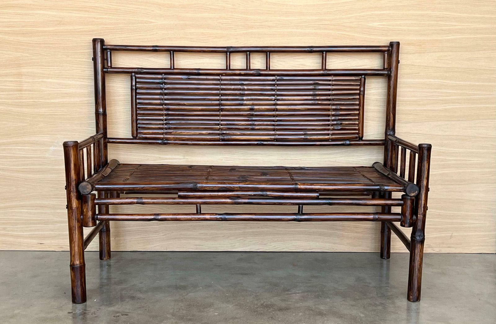 Banc à dossier haut en bambou avec ligatures en cuir, dans le style de Edizioni Molto photo for sale