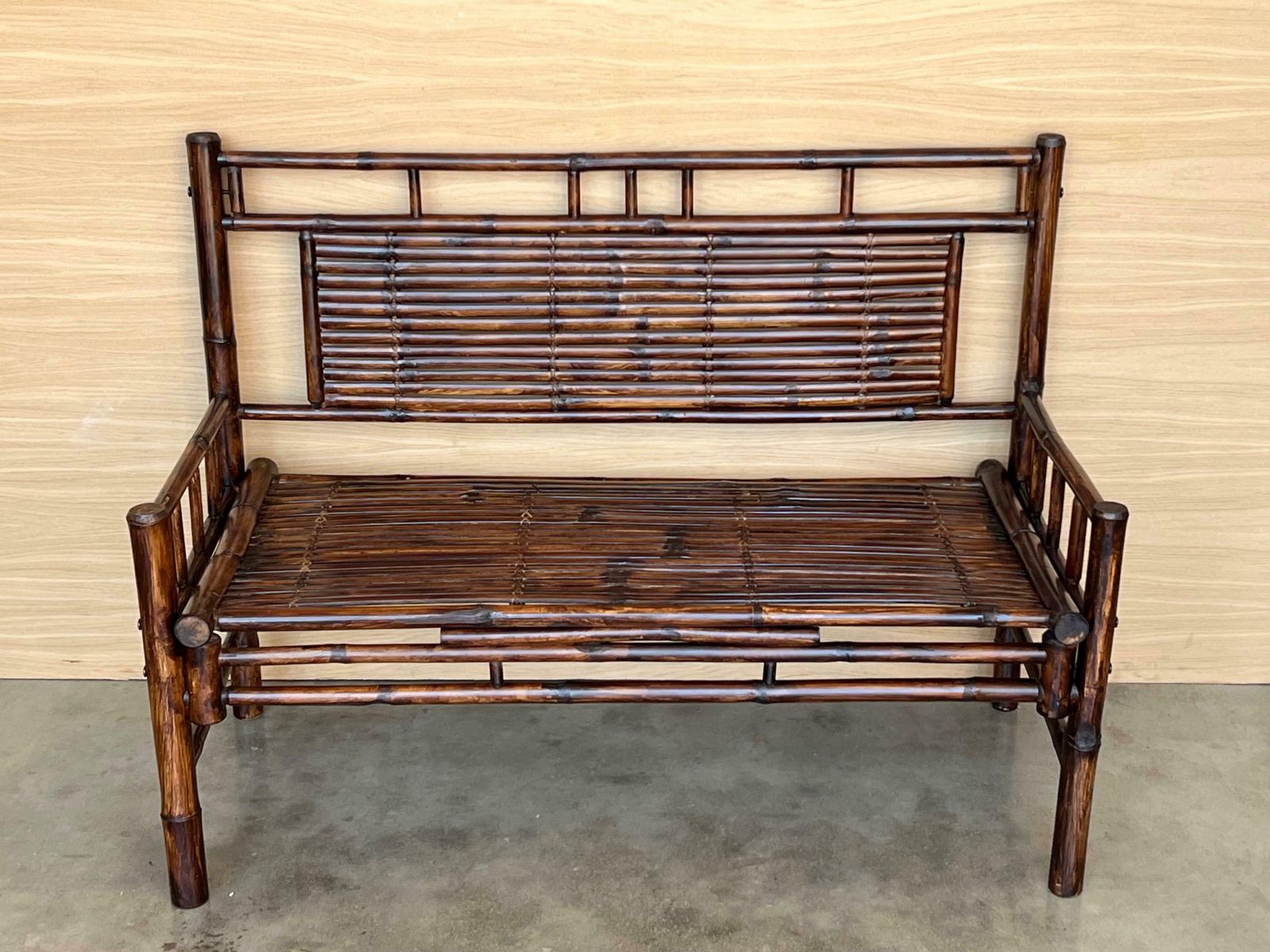 Banc à dossier haut en bambou avec ligatures en cuir, dans le style de Edizioni Molto photo Mobilier de jardin