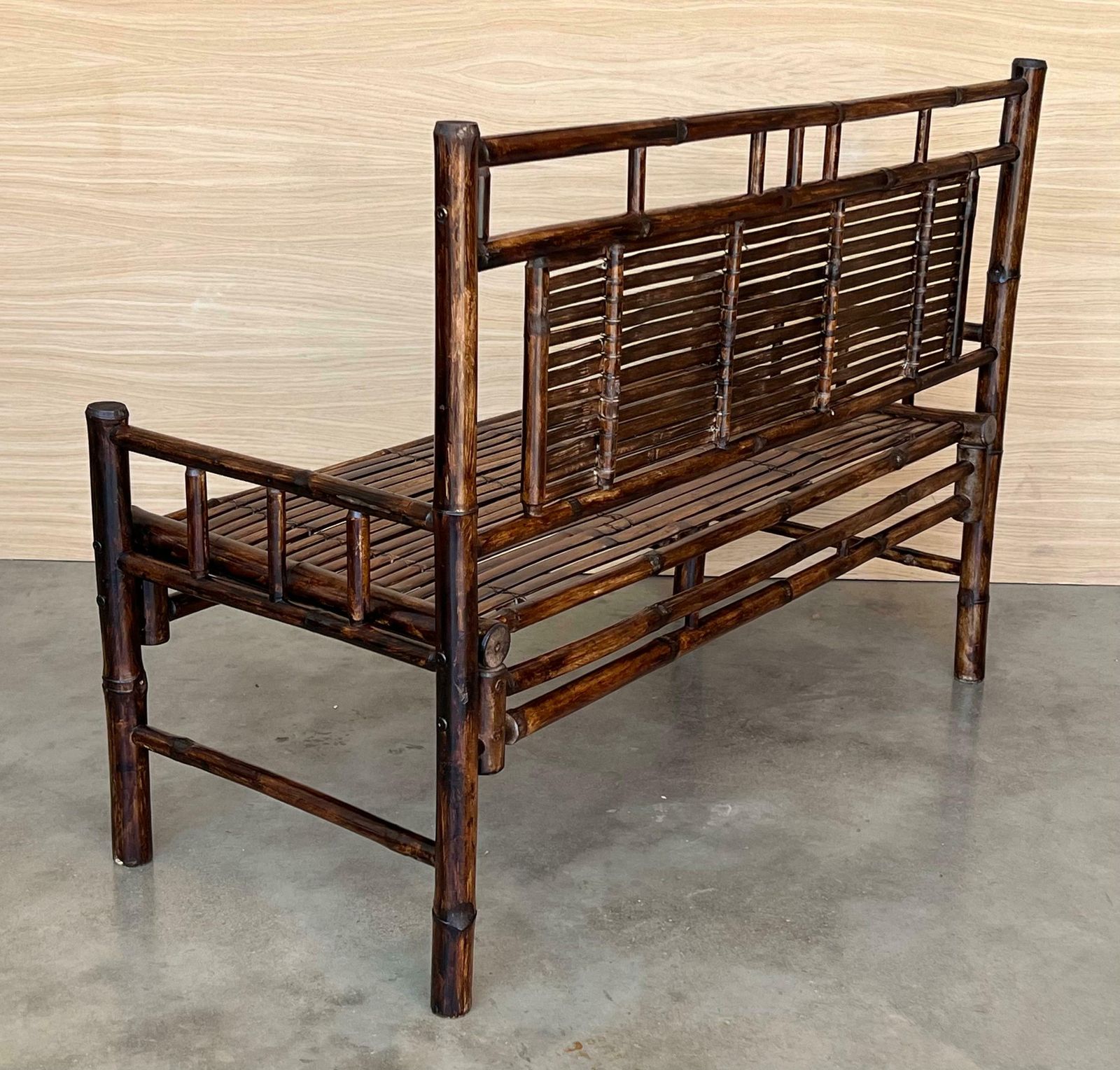 Banc à dossier haut en bambou avec ligatures en cuir, dans le style de Edizioni Molto photo vinterior