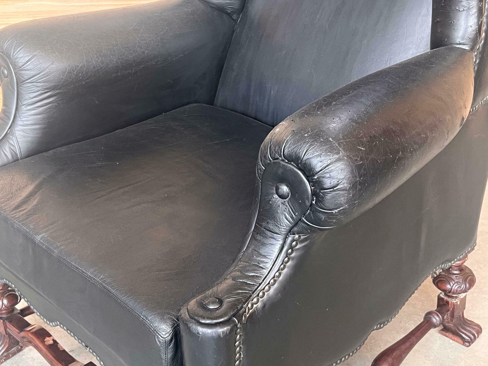 photo for sale Fauteuil Chesterfield en cuir noir, années 1950, Europe de l'Ouest.